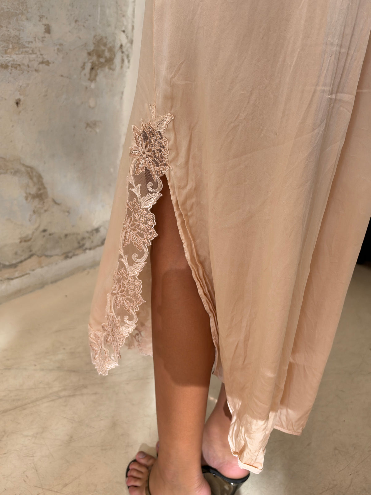 SILK PINK DRESS WITH FLOWER DETAIL AND SLIT