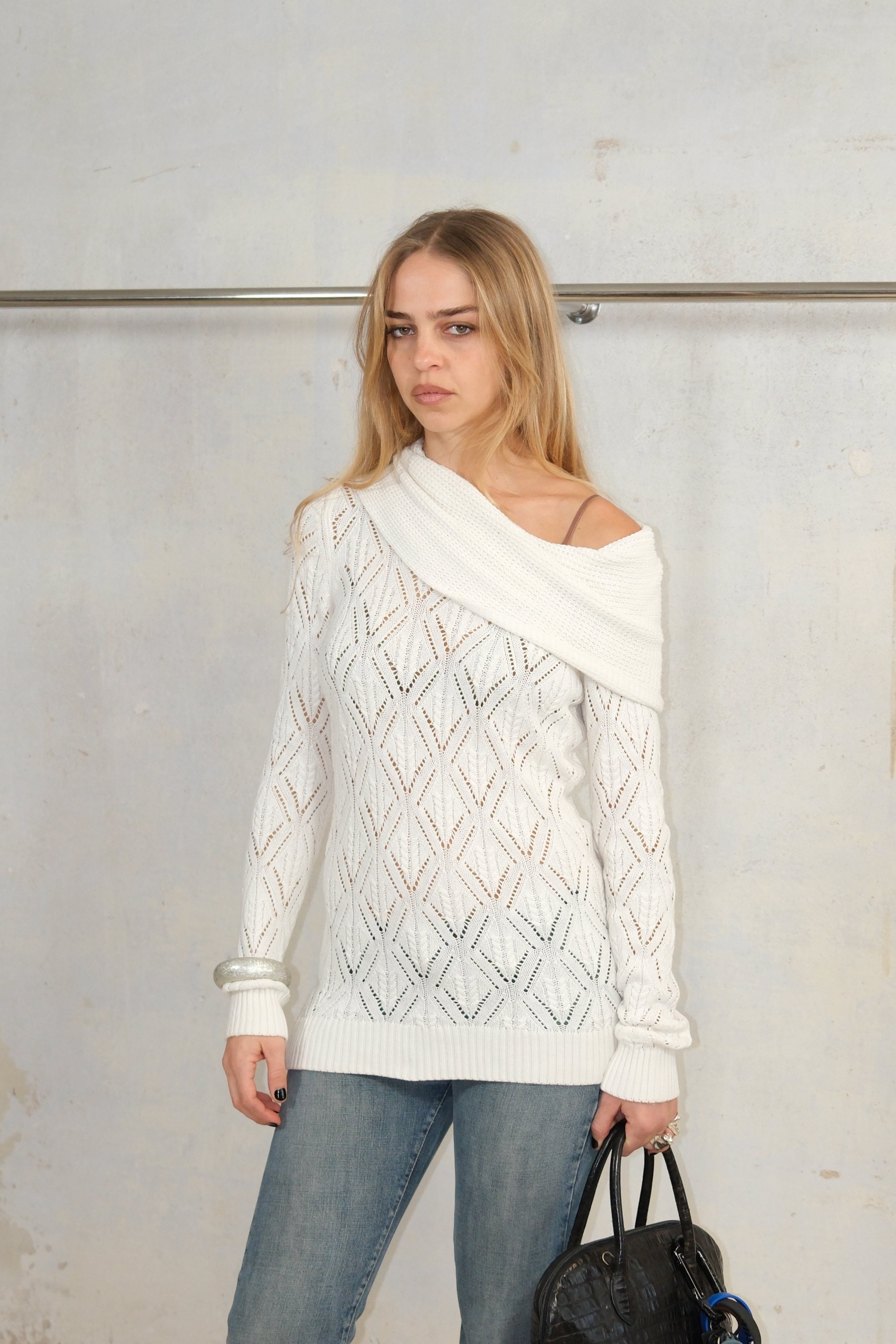 WHITE KNIT OFF SHOULDER TOP