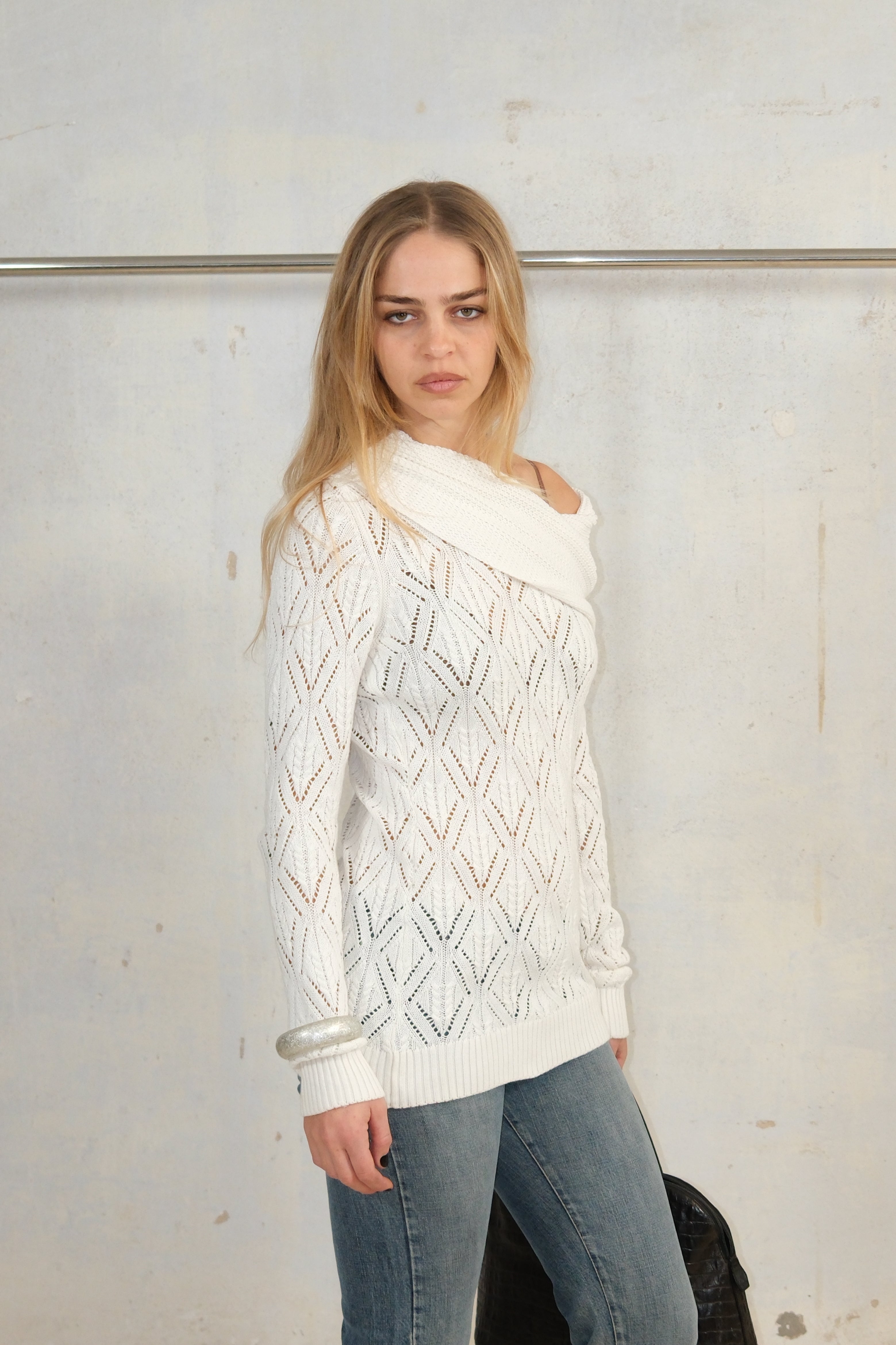 WHITE KNIT OFF SHOULDER TOP