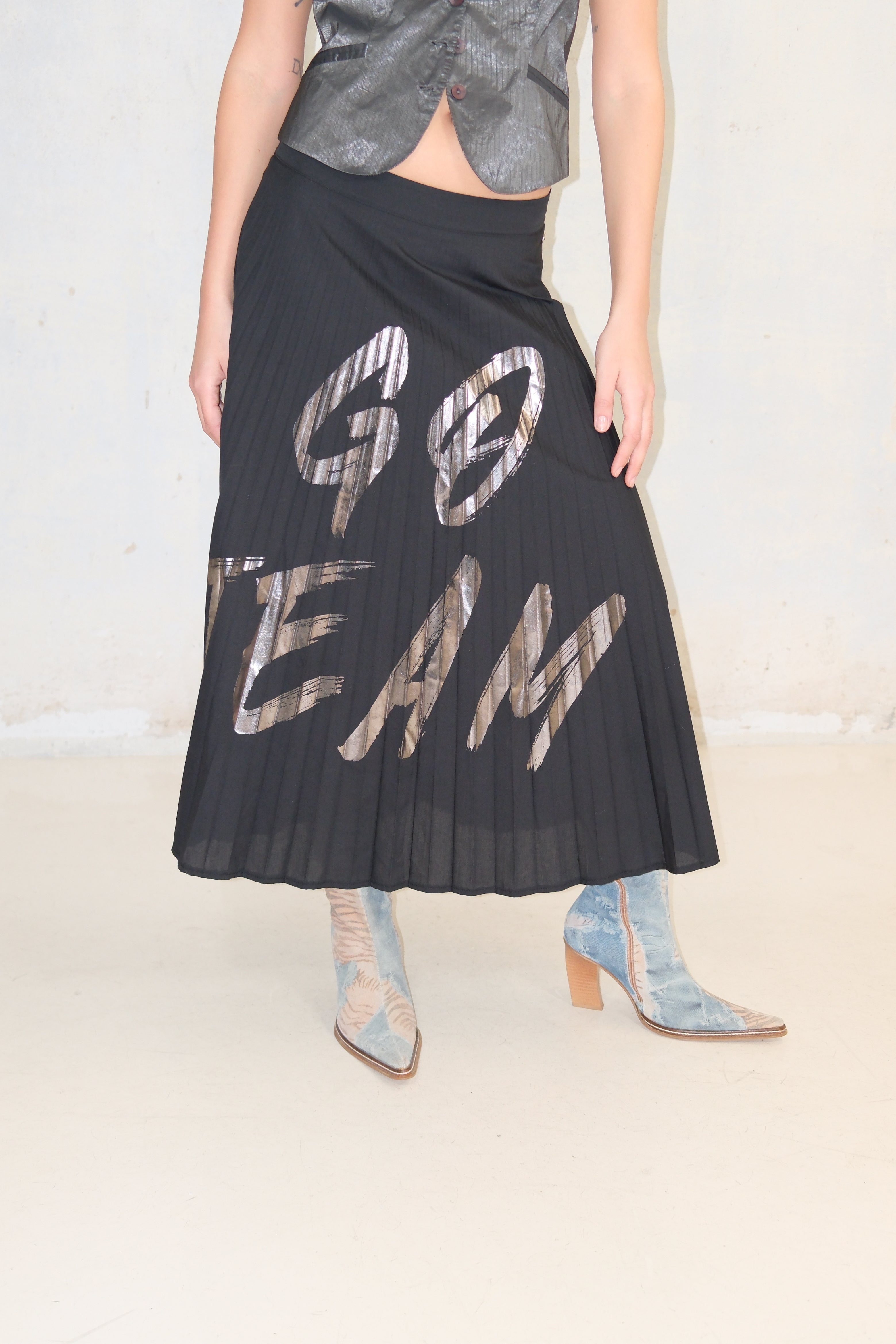 GO TEAM SILVER GRAPHIC SKIRT