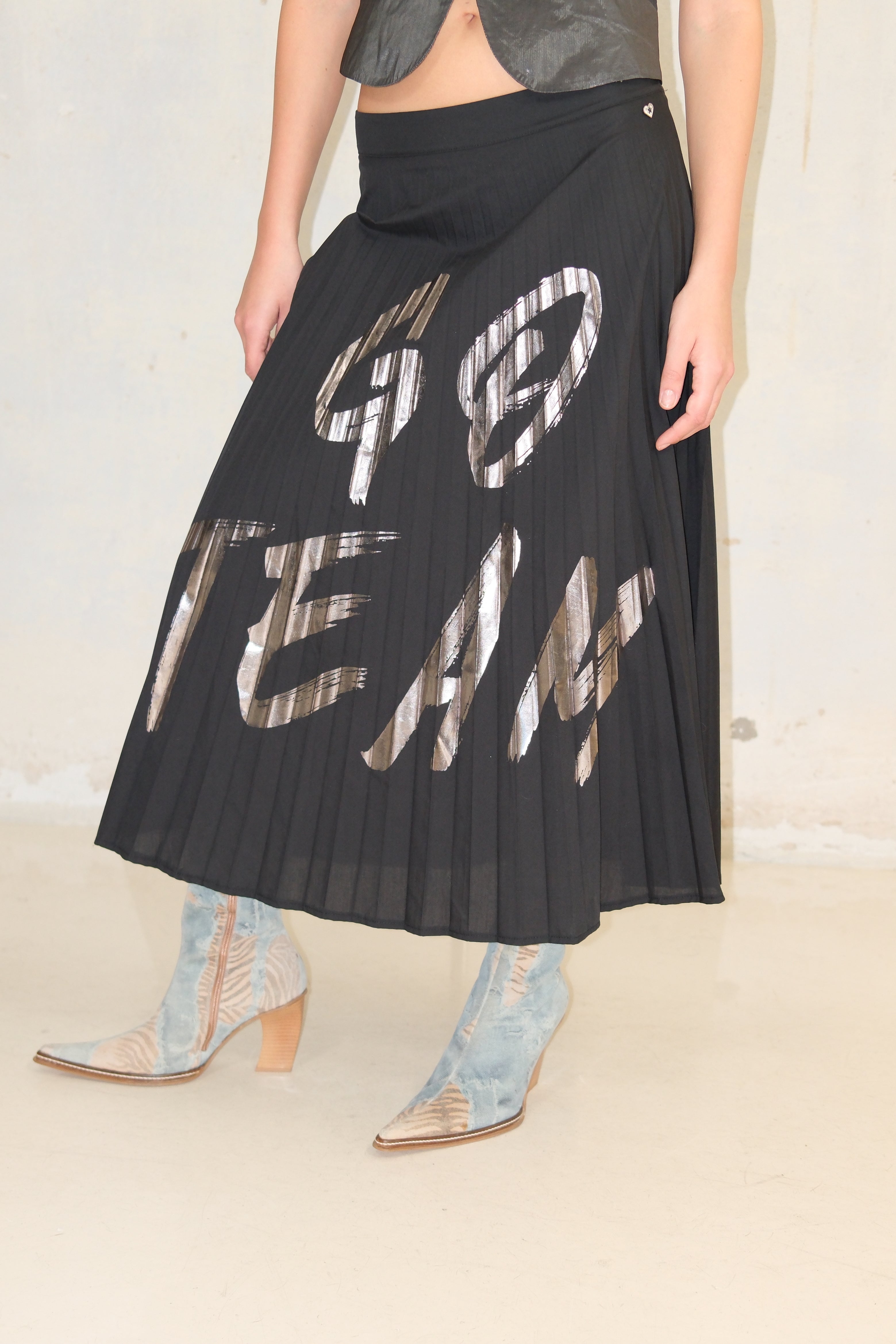 GO TEAM SILVER GRAPHIC SKIRT