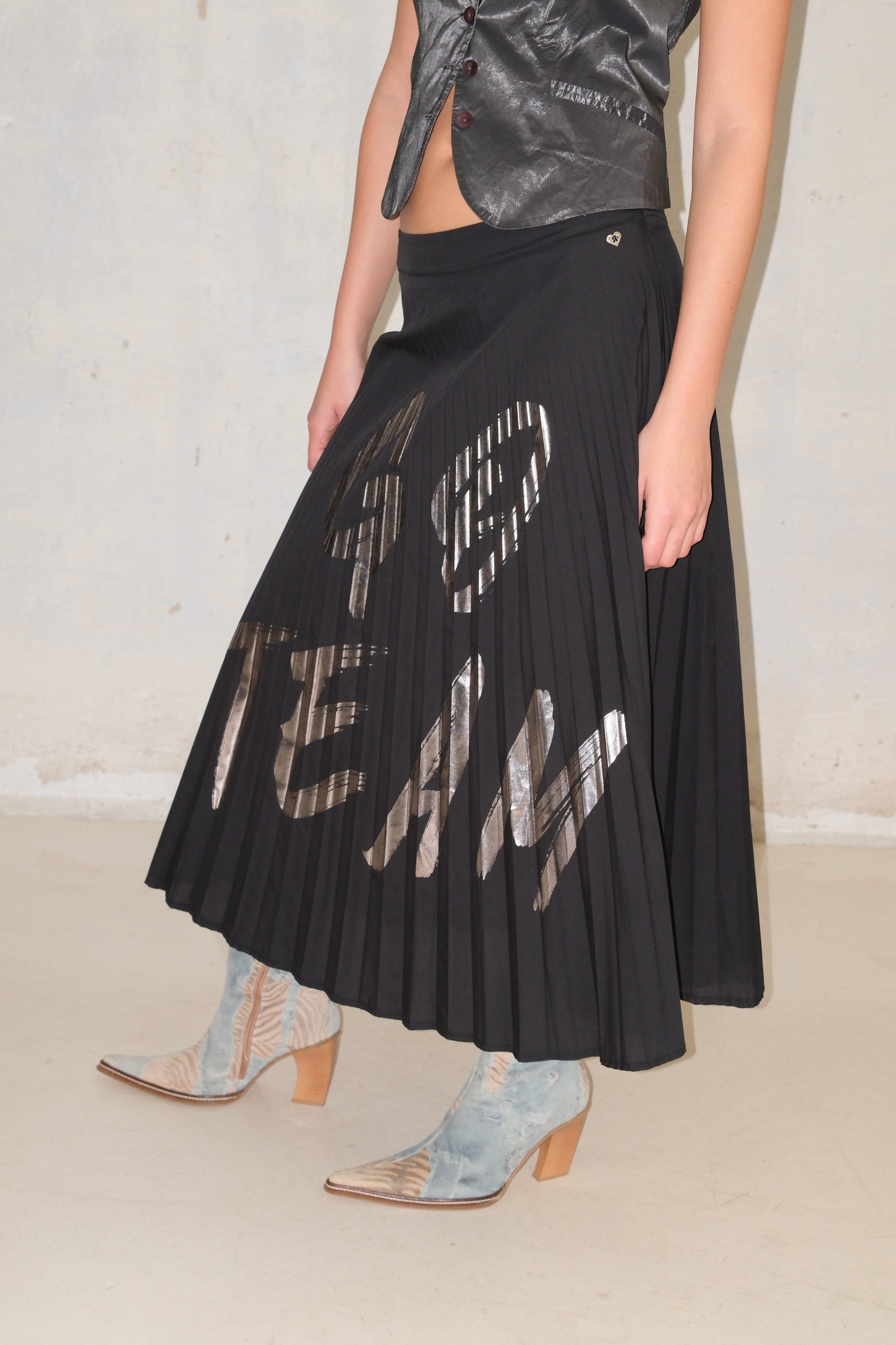 GO TEAM SILVER GRAPHIC SKIRT