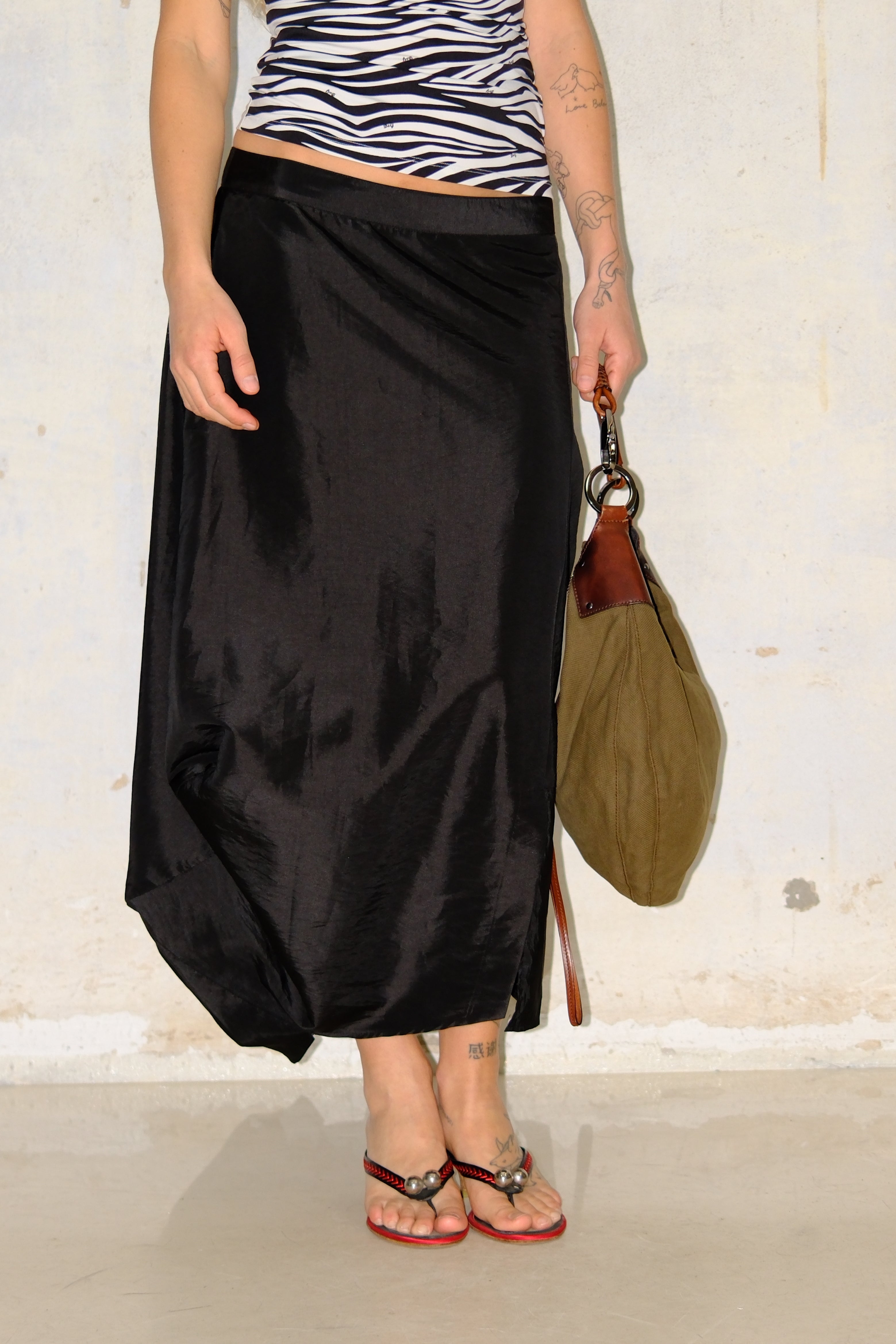 BLACK SHINY MIDI SKIRT