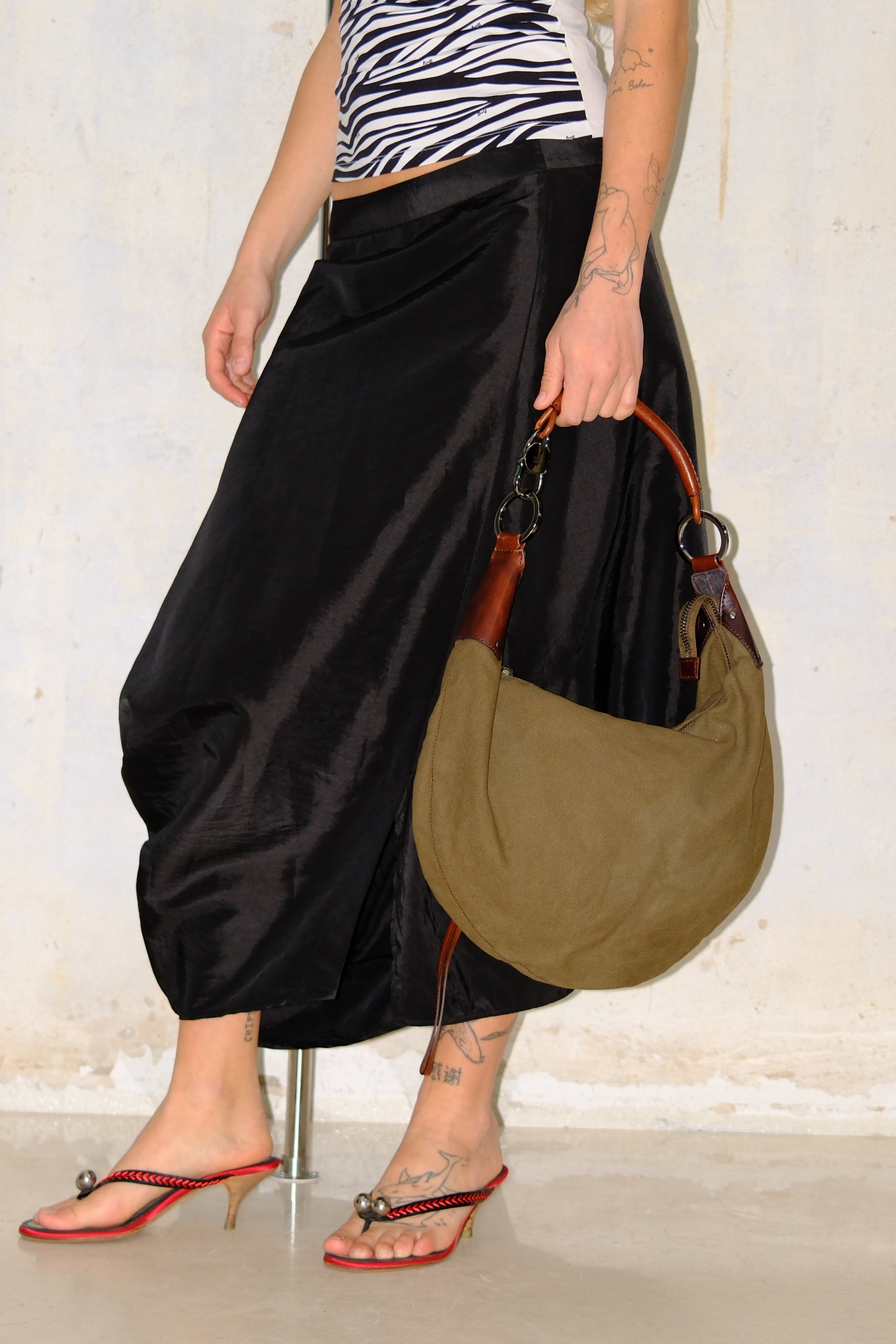 BLACK SHINY MIDI SKIRT