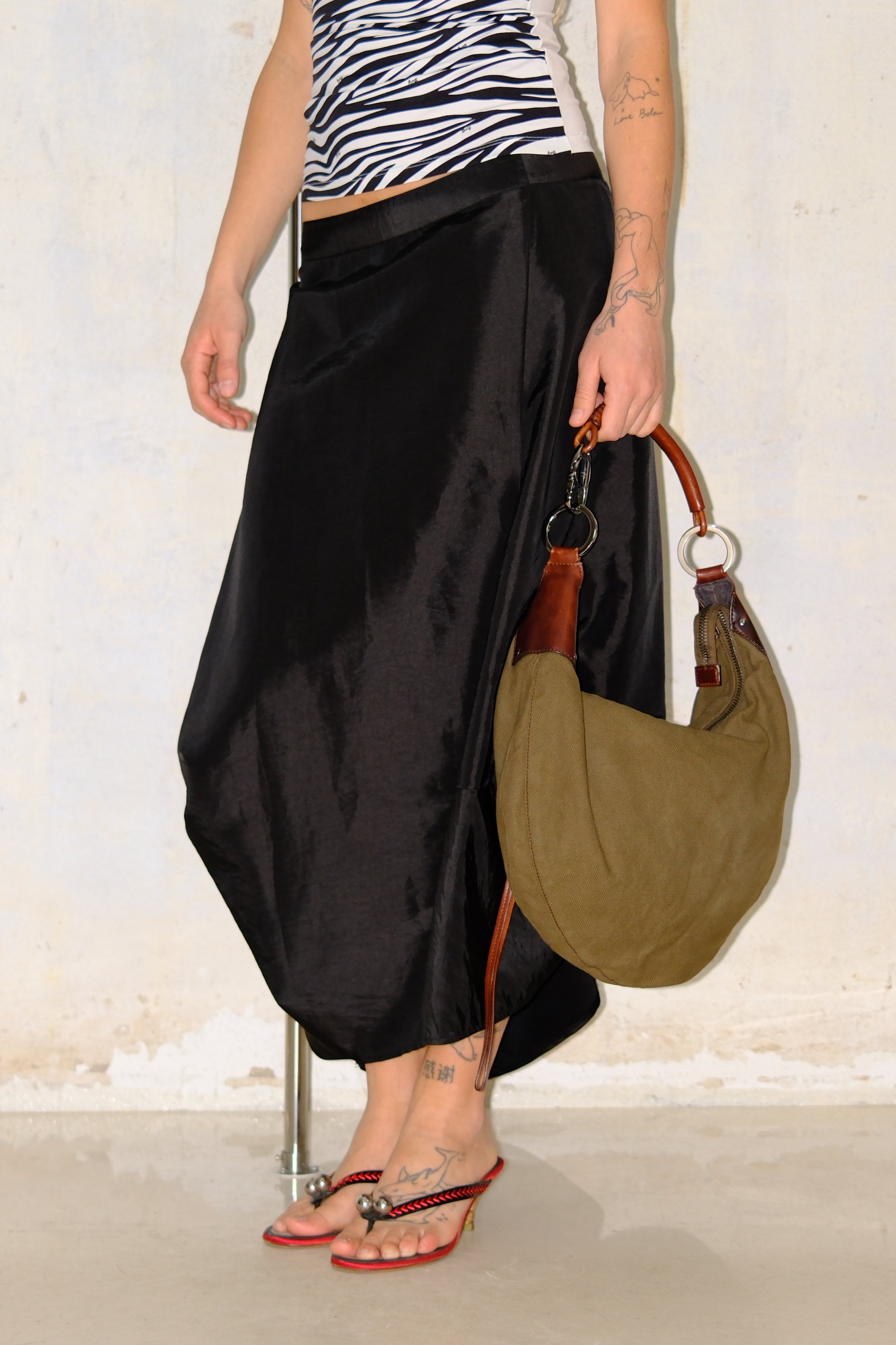BLACK SHINY MIDI SKIRT