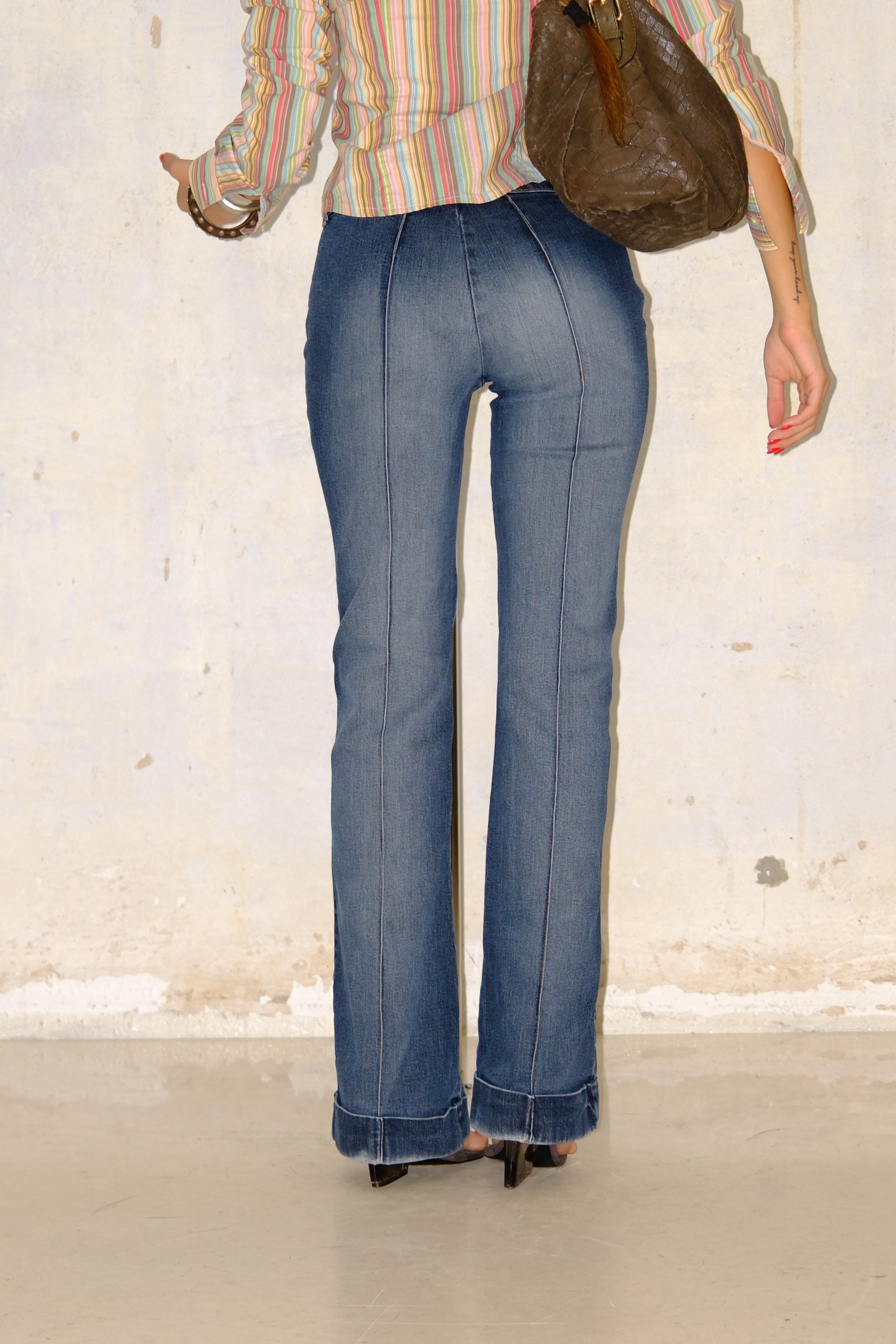 BLUE LOW RISE SLIM BOOTCUT JEANS SIZE 32-34