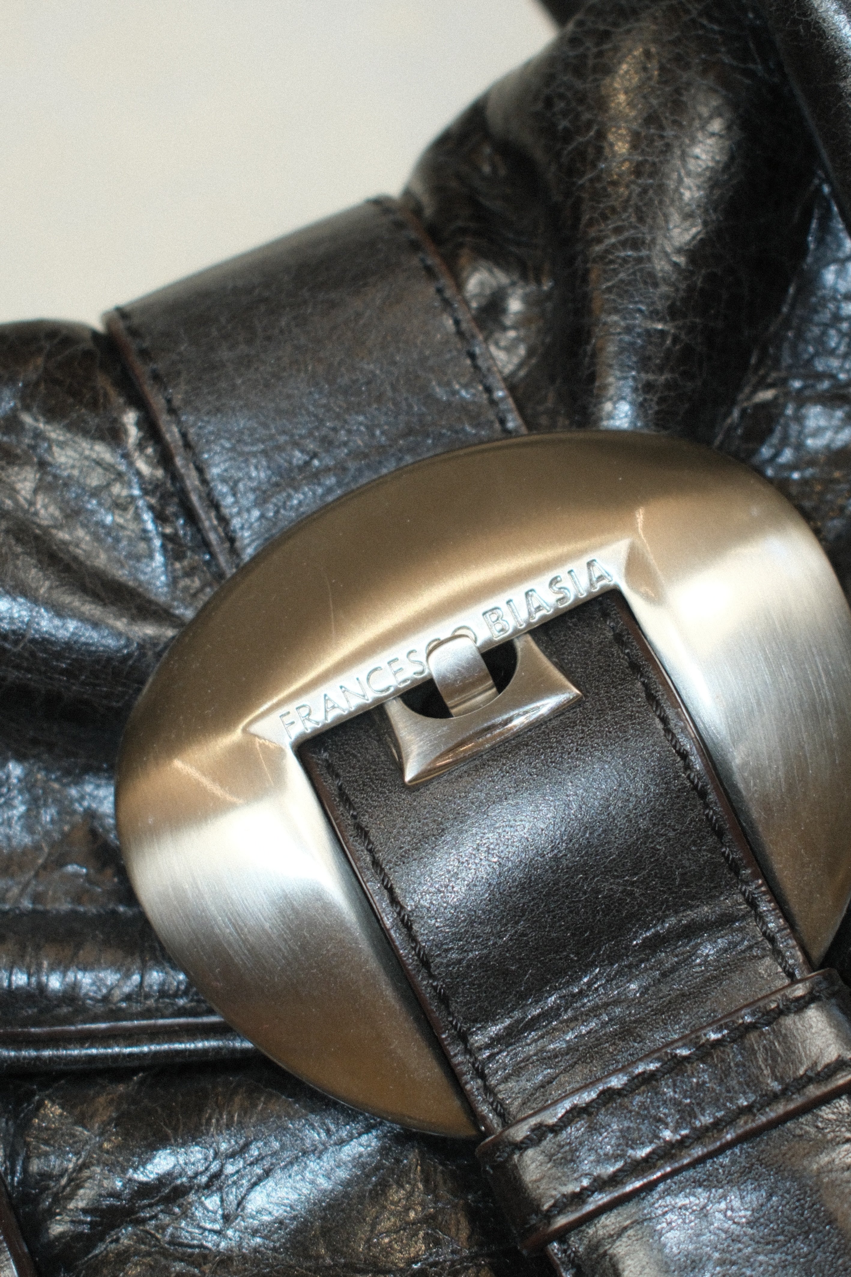 FRANCESCO BIASIA LEATHER HANDBAG WITH WESTERN STYLE BUCKLE CLOSURE