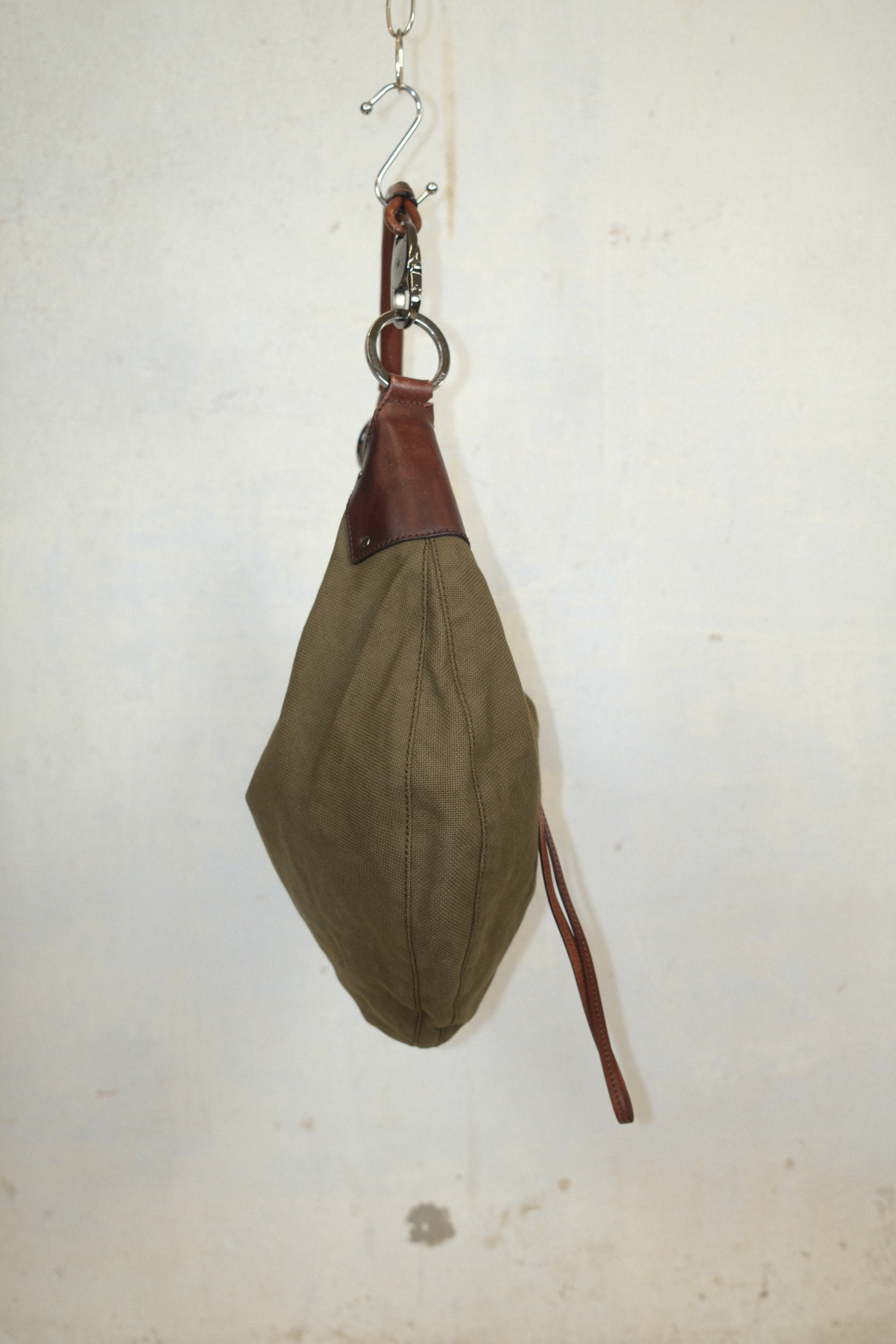 GUCCI TOM FORD 2002 MOON SHAPED SHOULDER BAG IN BROWN LEATHER & OLIVE CANVAS