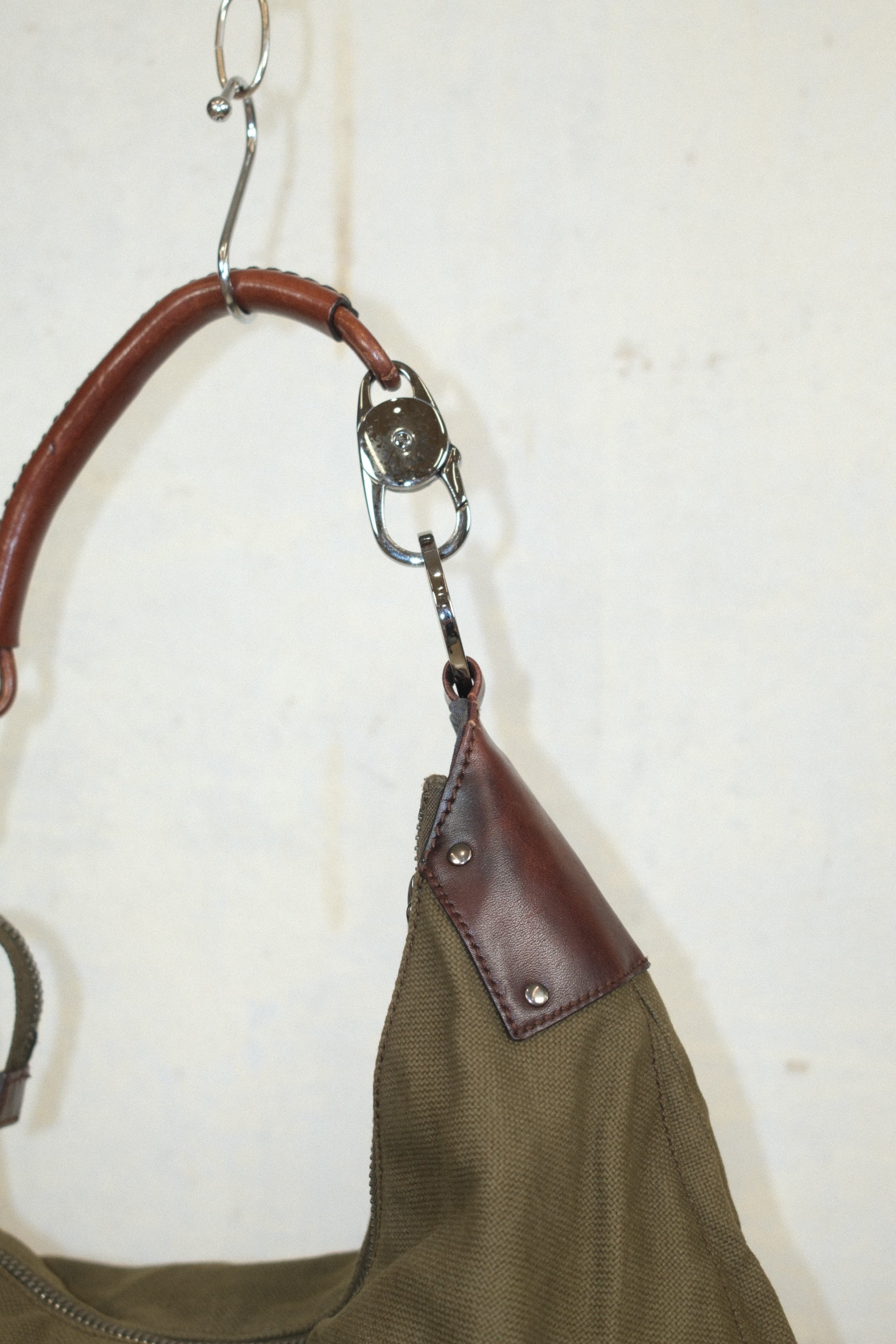 GUCCI TOM FORD 2002 MOON SHAPED SHOULDER BAG IN BROWN LEATHER & OLIVE CANVAS