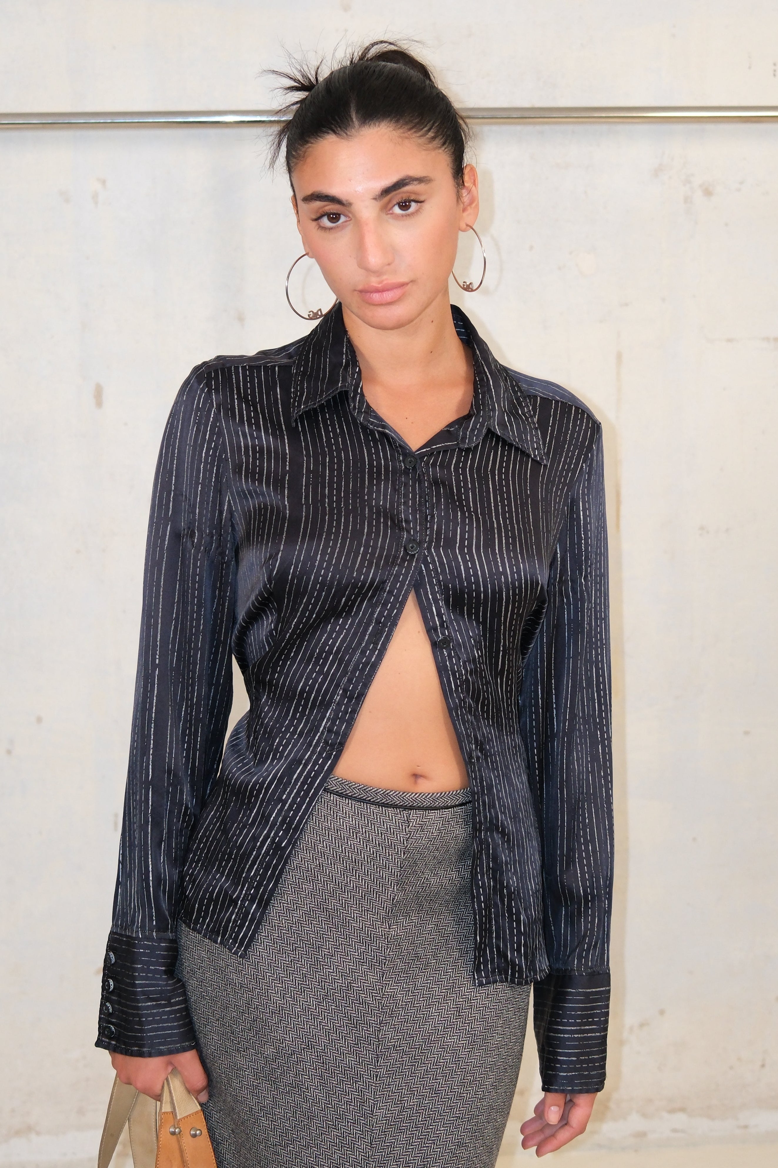 STRIPED BLACK AND SILVER LIGHTWEIGHT BUTTON DOWN SHIRT