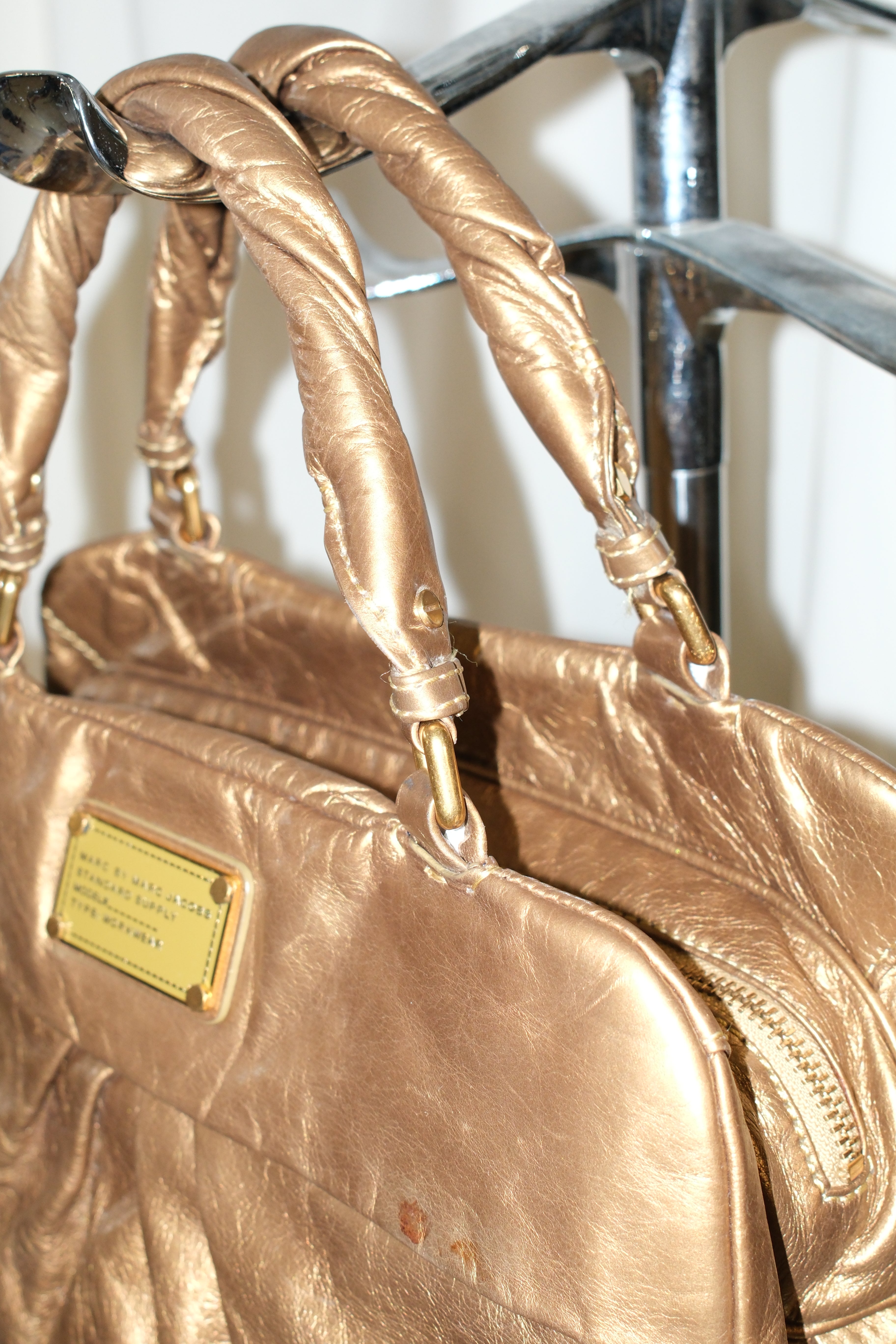 MARC JACOBS HANDBAG IN METALLIC GOLD