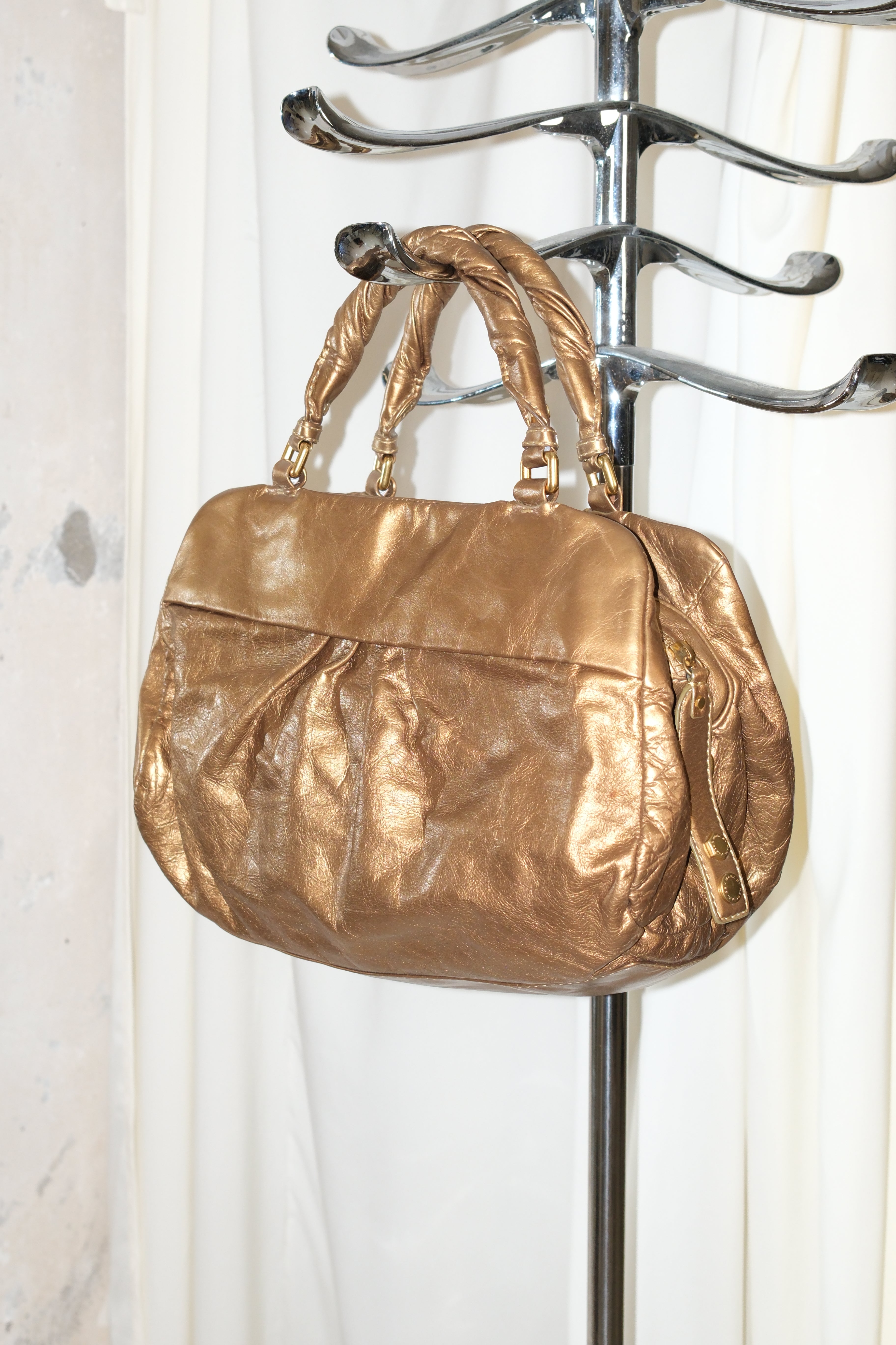 MARC JACOBS HANDBAG IN METALLIC GOLD