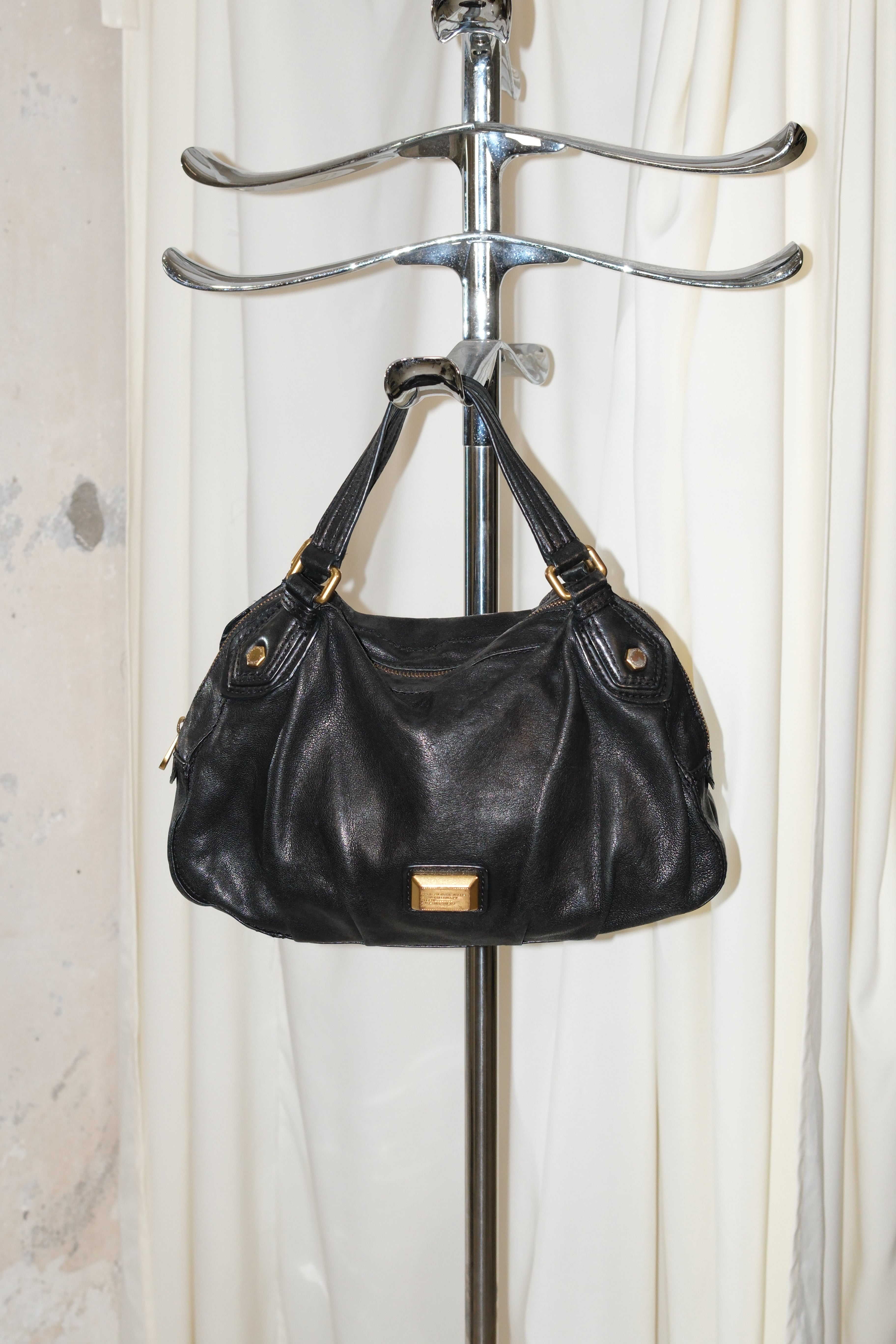 Marc Jacobs leather handbag in black and gold metals