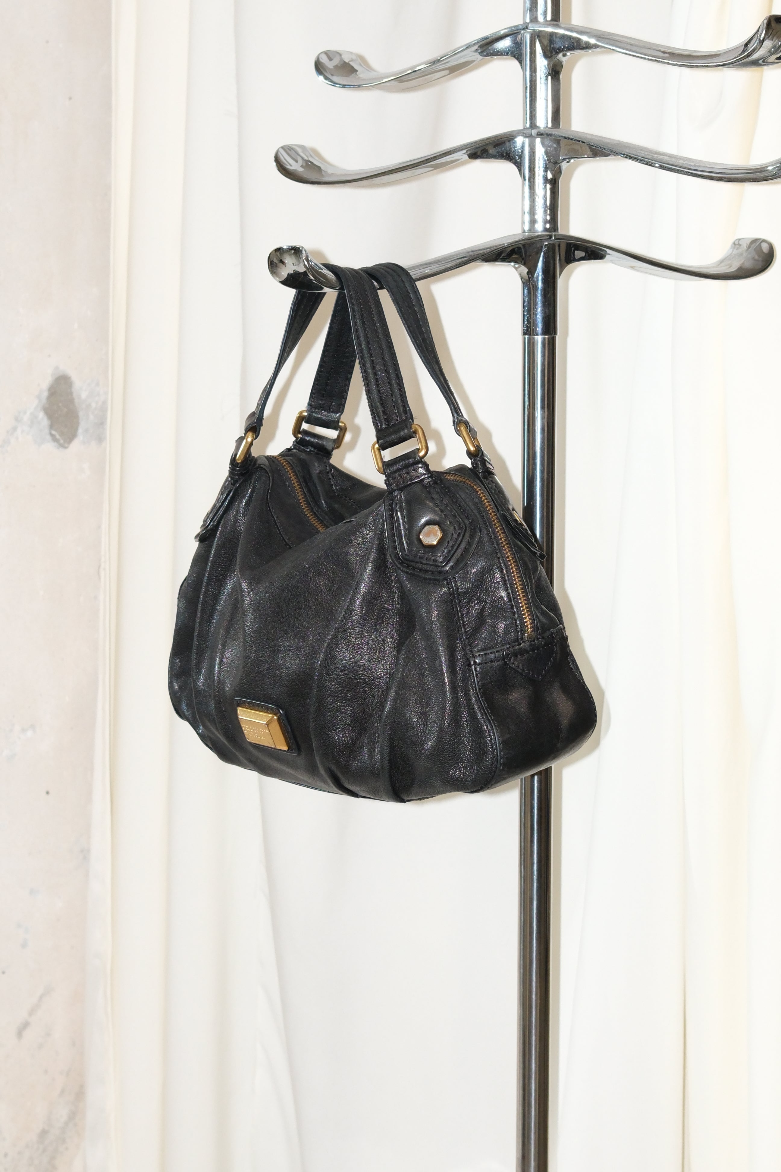 Marc Jacobs leather handbag in black and gold metals