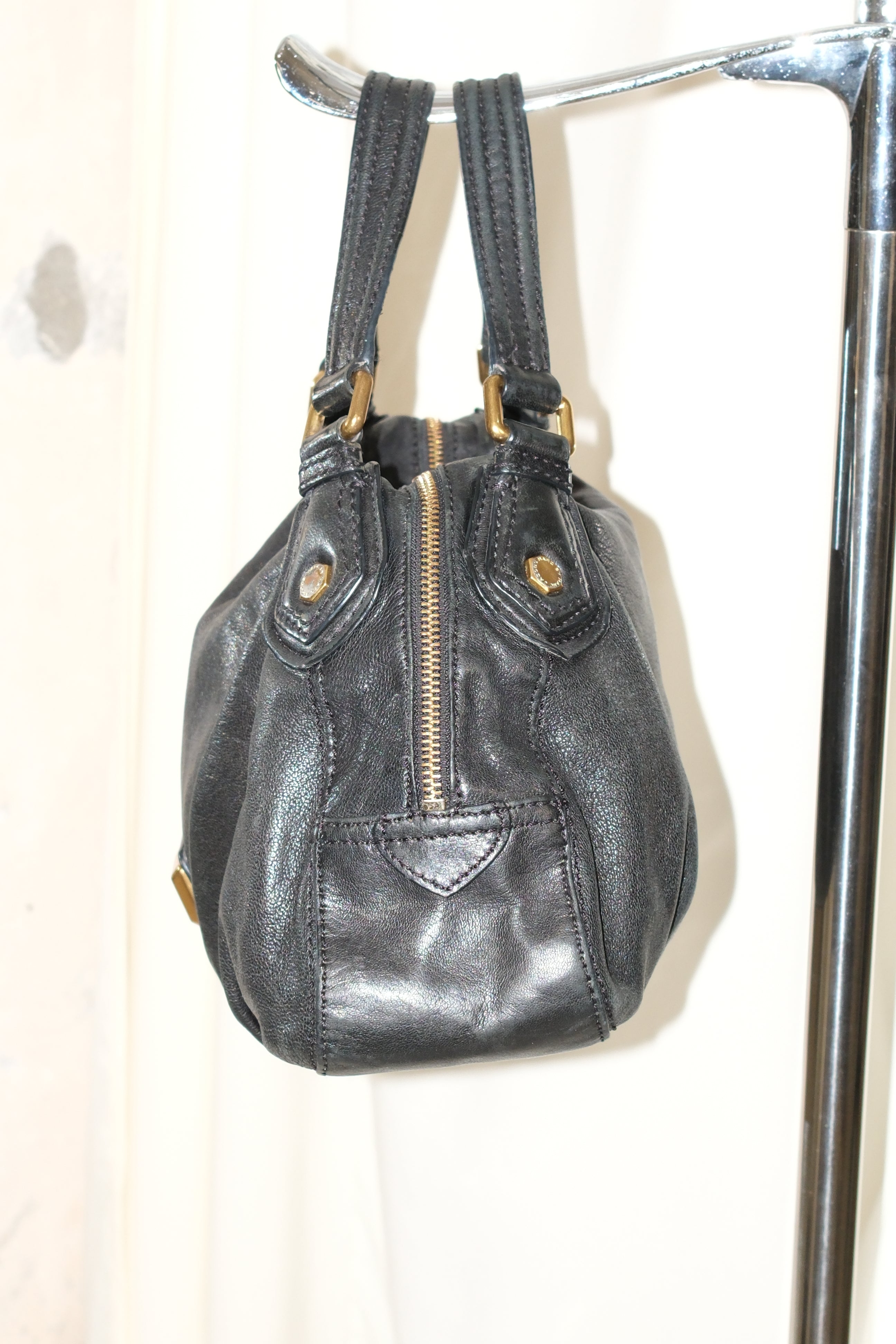 Marc Jacobs leather handbag in black and gold metals