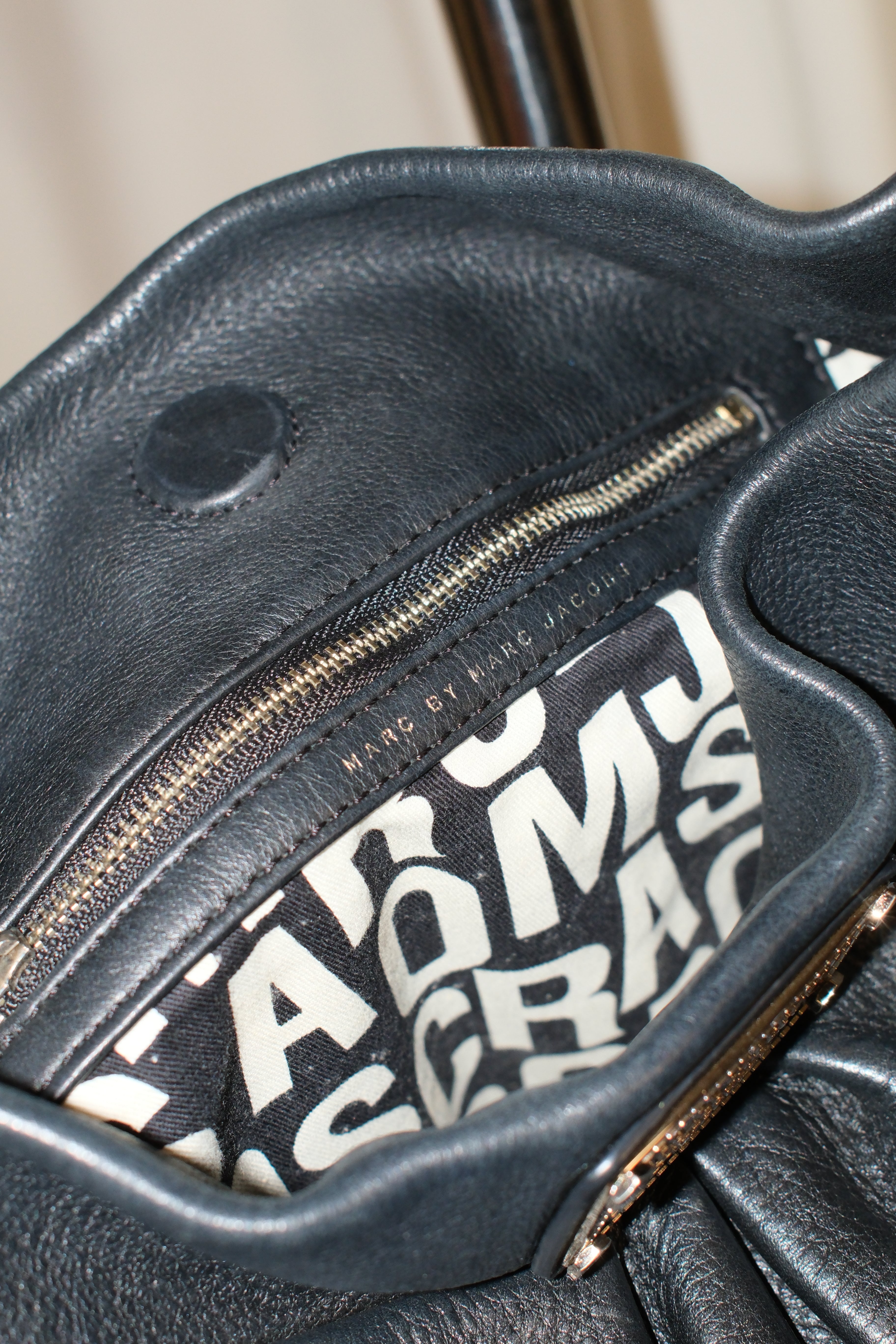 Marc Jacobs shoulder bag in black leather