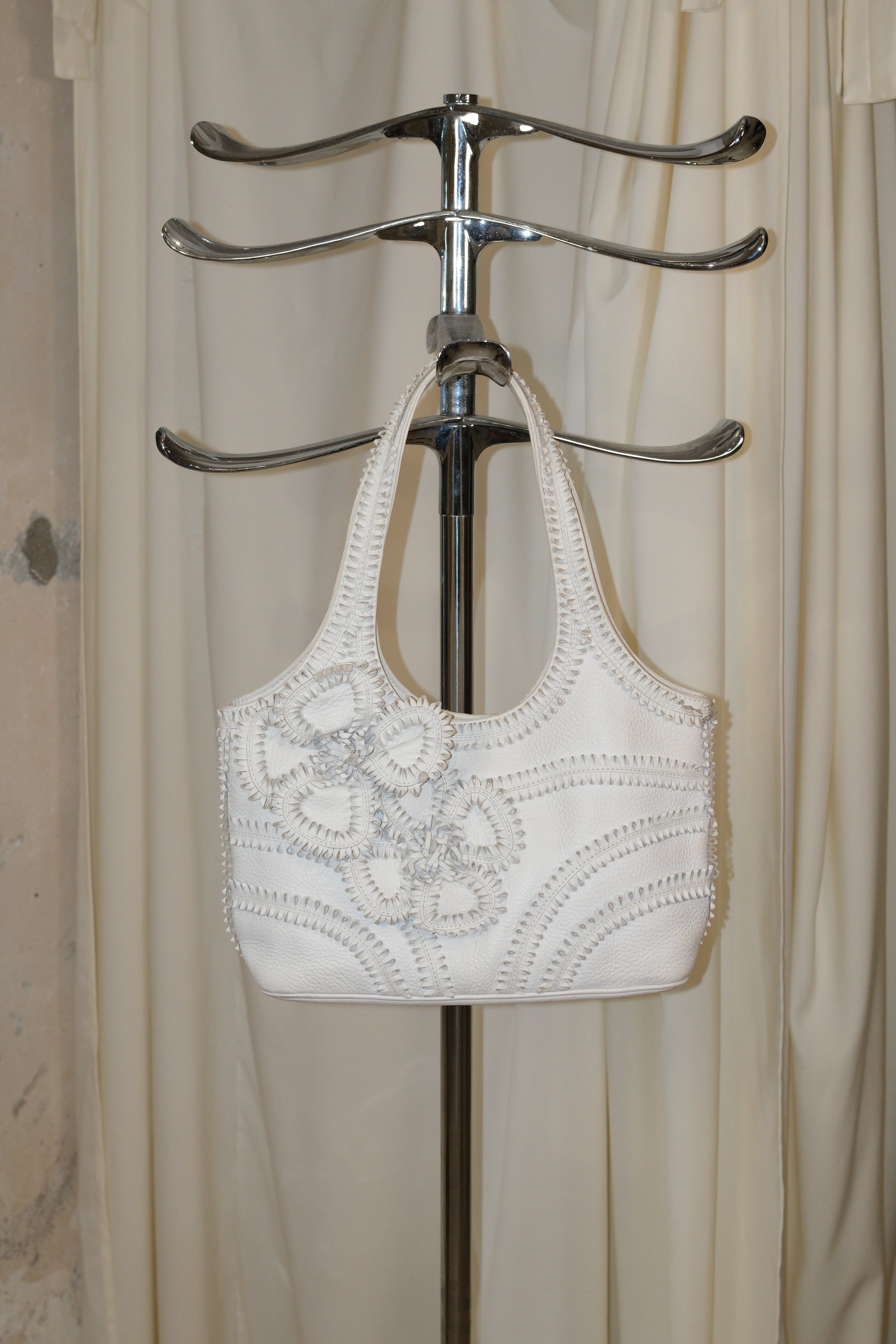 ISABELLA FIORE WHITE LEATHER BAG WITH FLORAL LEATHER APPLIQUÉS
