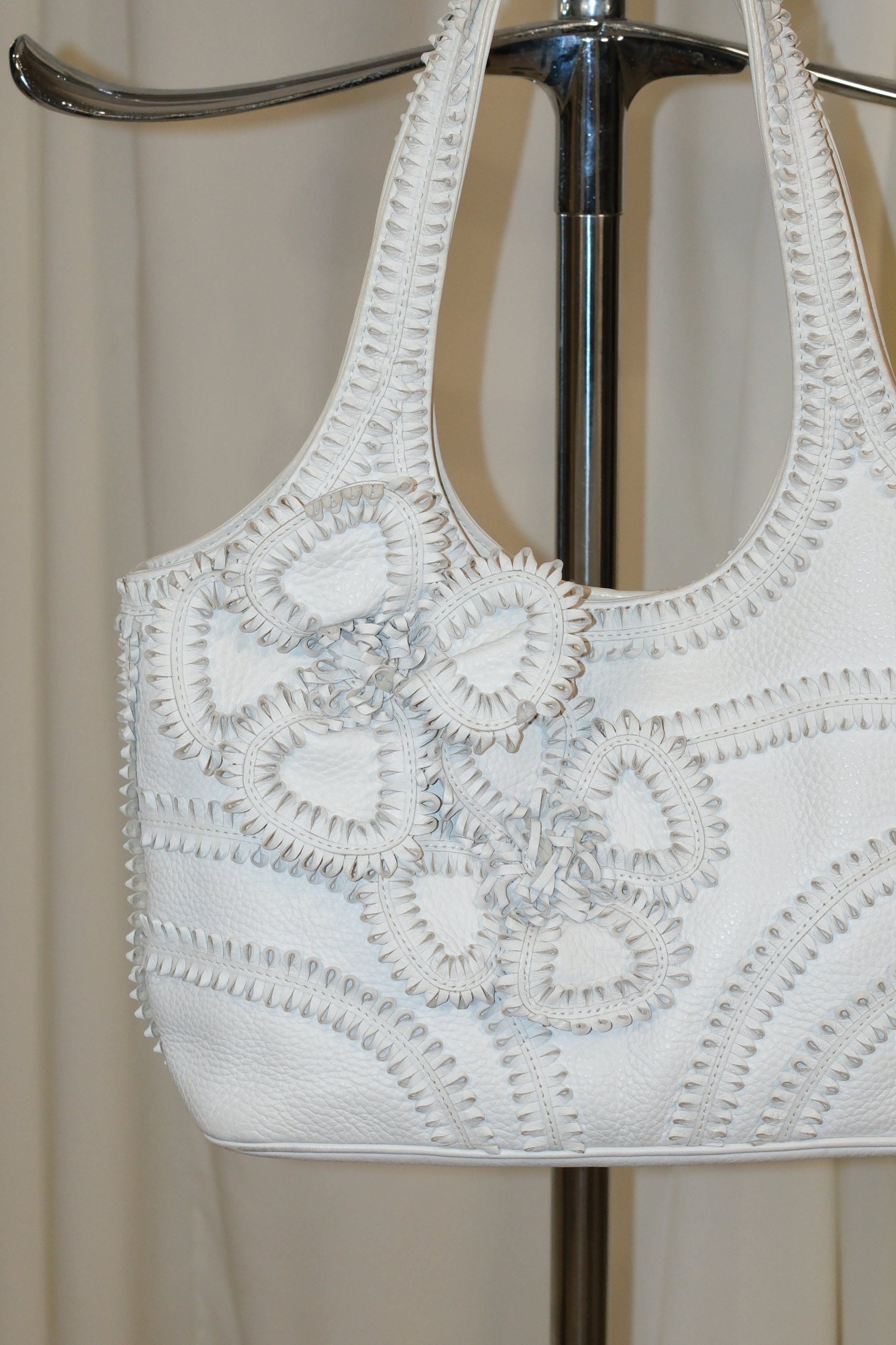 ISABELLA FIORE WHITE LEATHER BAG WITH FLORAL LEATHER APPLIQUÉS
