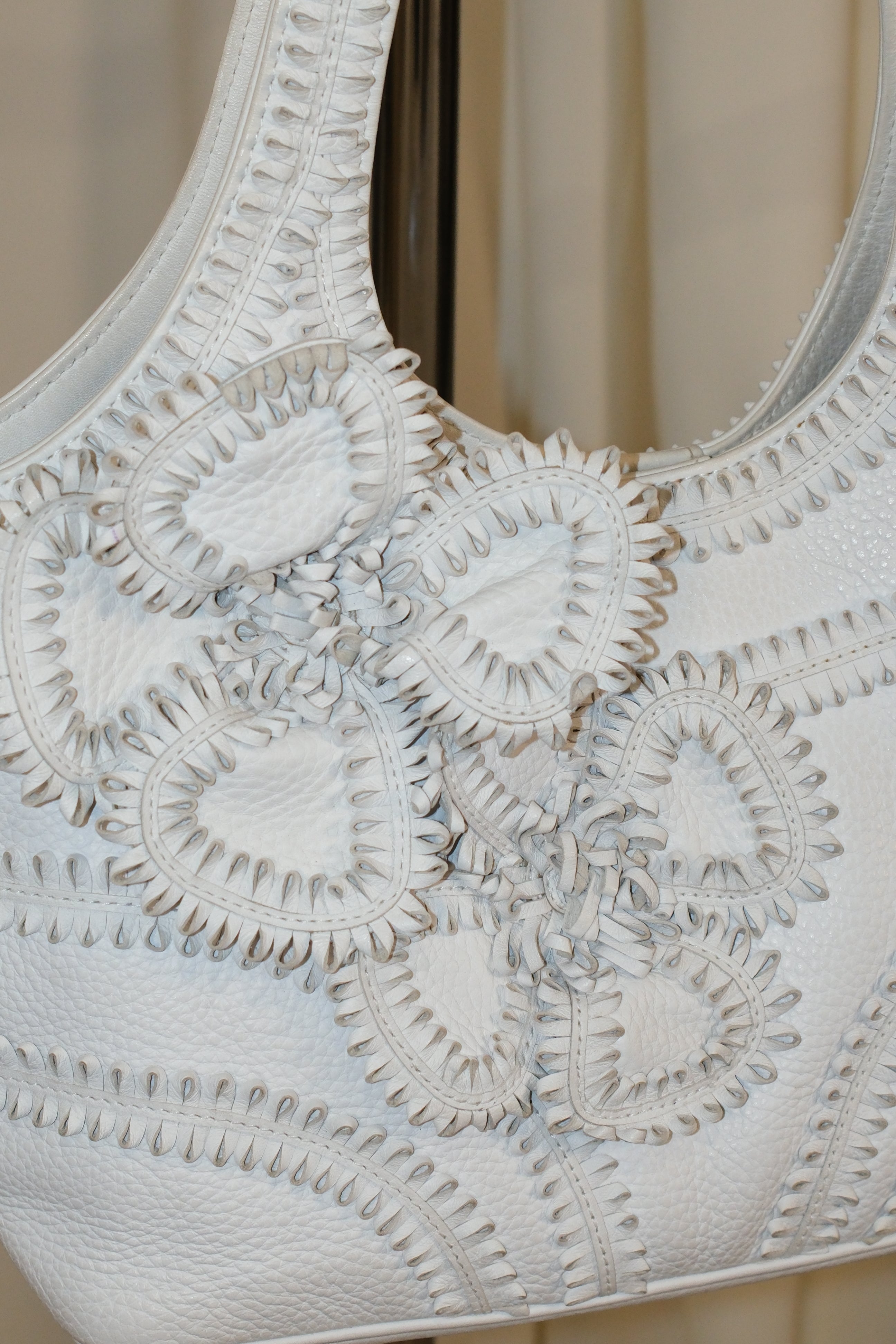 ISABELLA FIORE WHITE LEATHER BAG WITH FLORAL LEATHER APPLIQUÉS