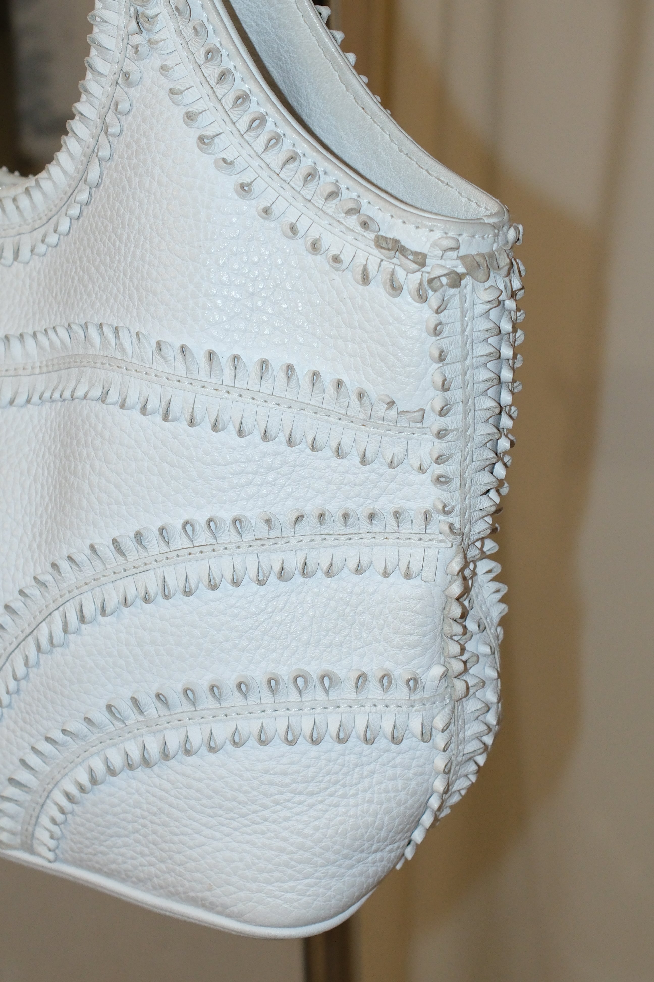 ISABELLA FIORE WHITE LEATHER BAG WITH FLORAL LEATHER APPLIQUÉS