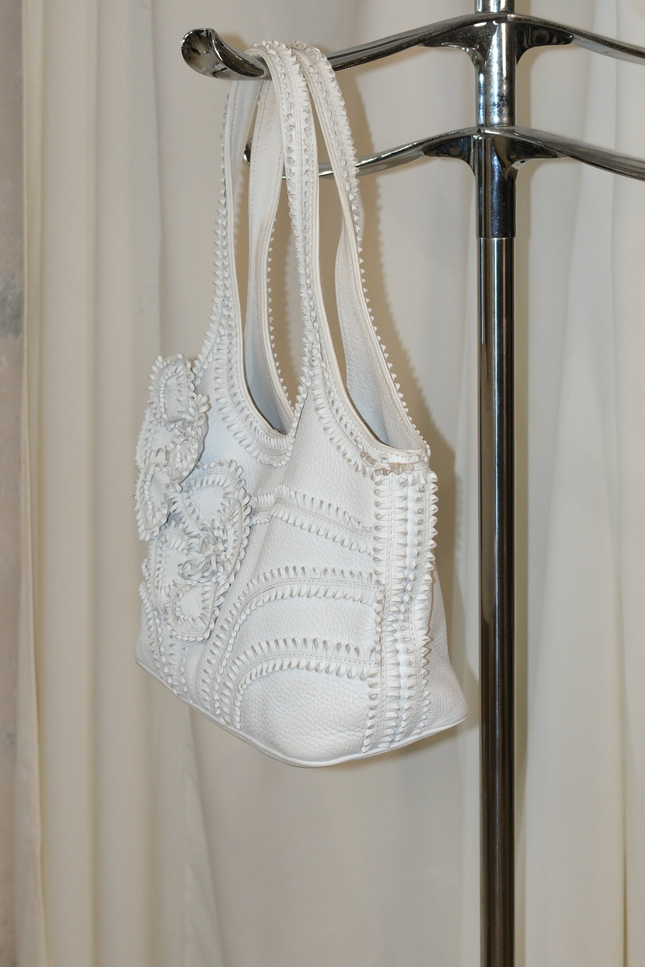 ISABELLA FIORE WHITE LEATHER BAG WITH FLORAL LEATHER APPLIQUÉS