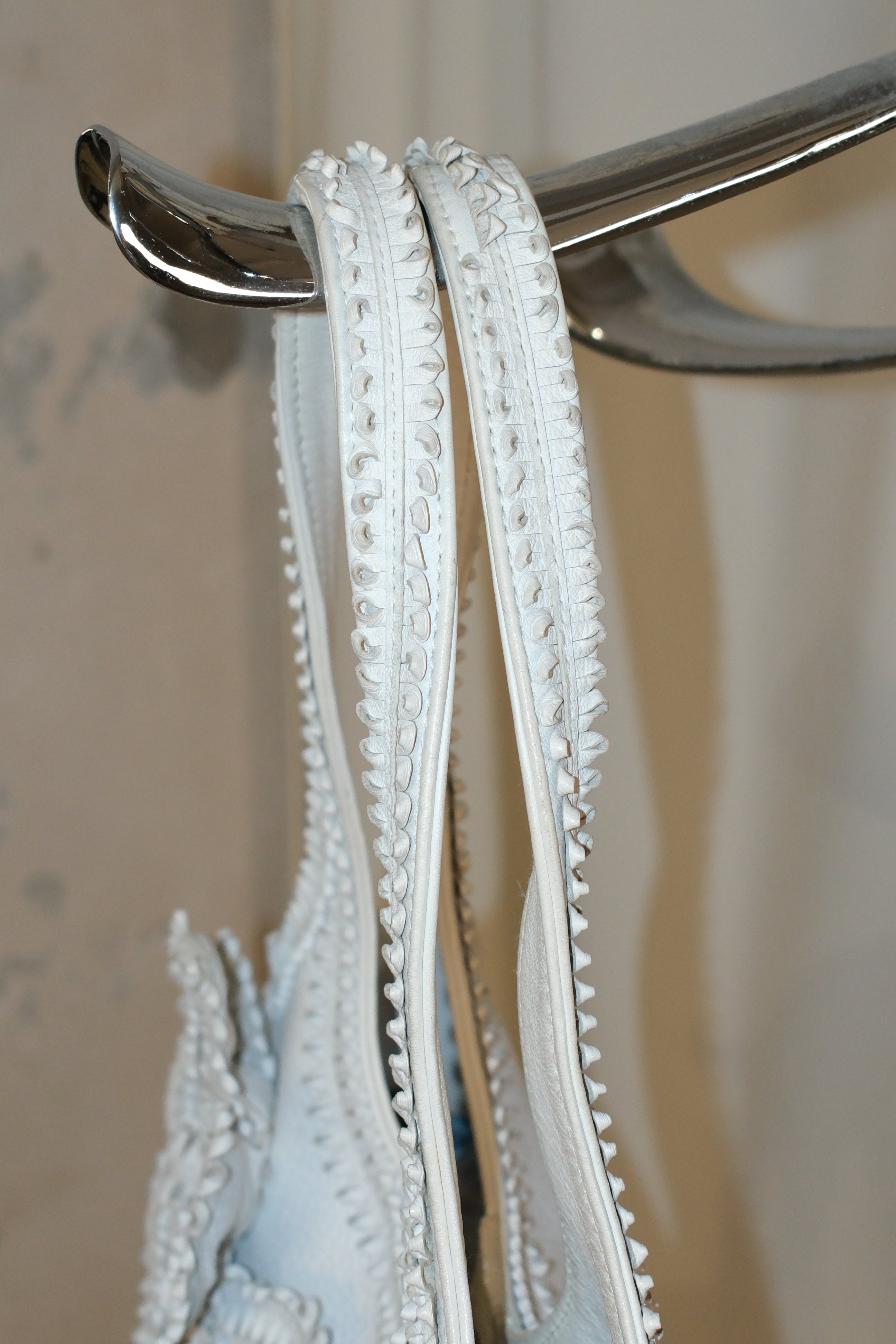 ISABELLA FIORE WHITE LEATHER BAG WITH FLORAL LEATHER APPLIQUÉS