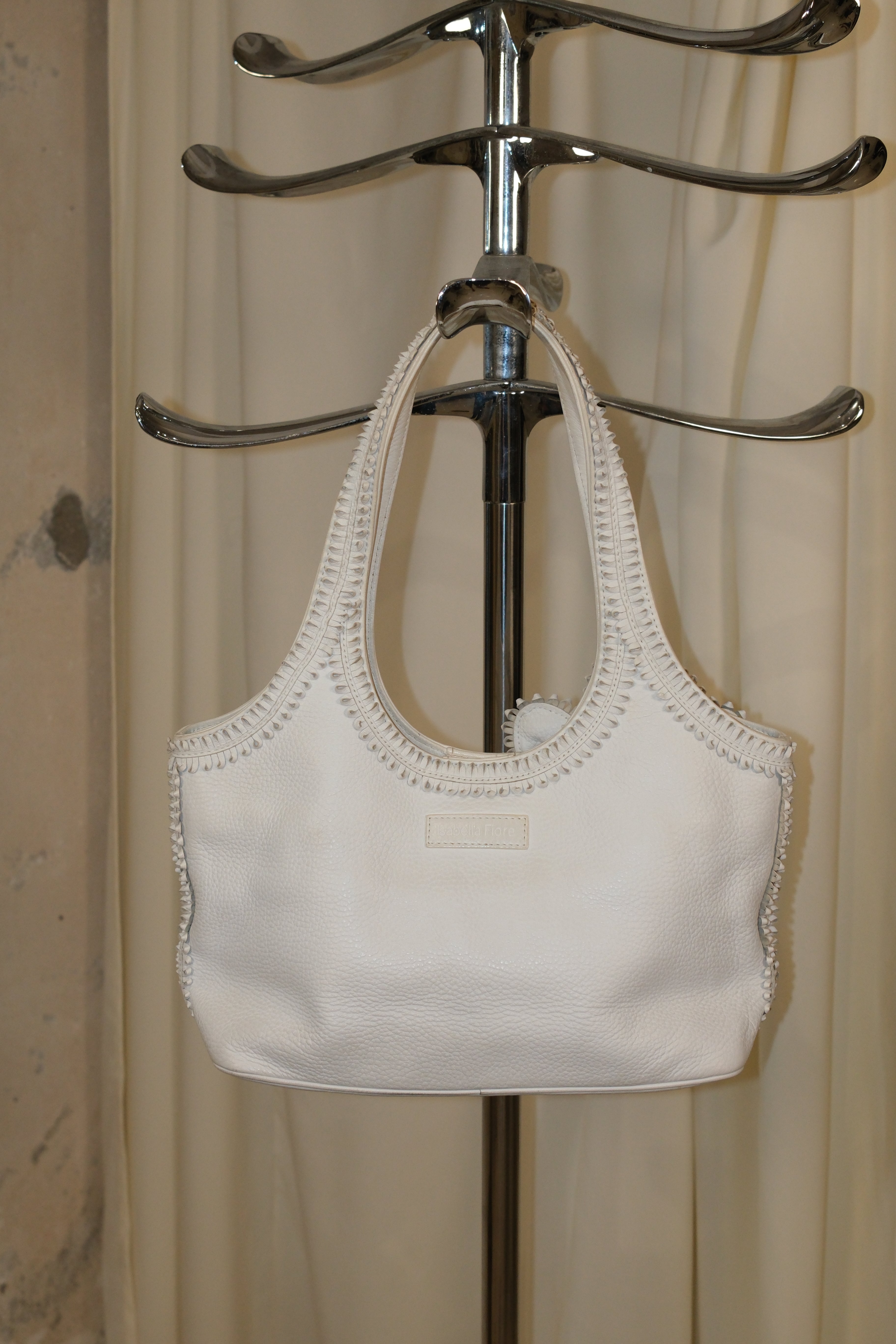 ISABELLA FIORE WHITE LEATHER BAG WITH FLORAL LEATHER APPLIQUÉS
