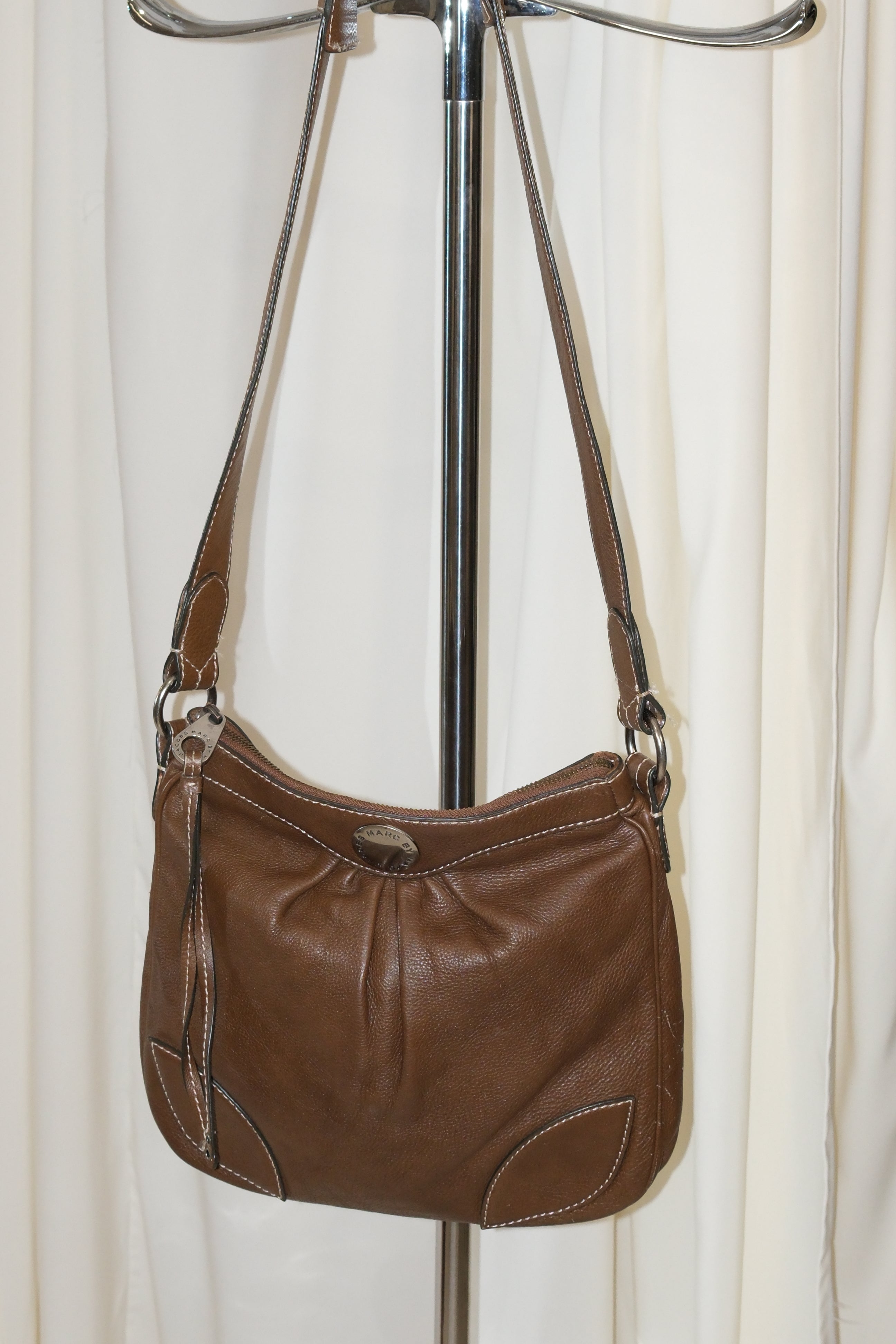 Marc Jacobs cross body bag in chestnut brown