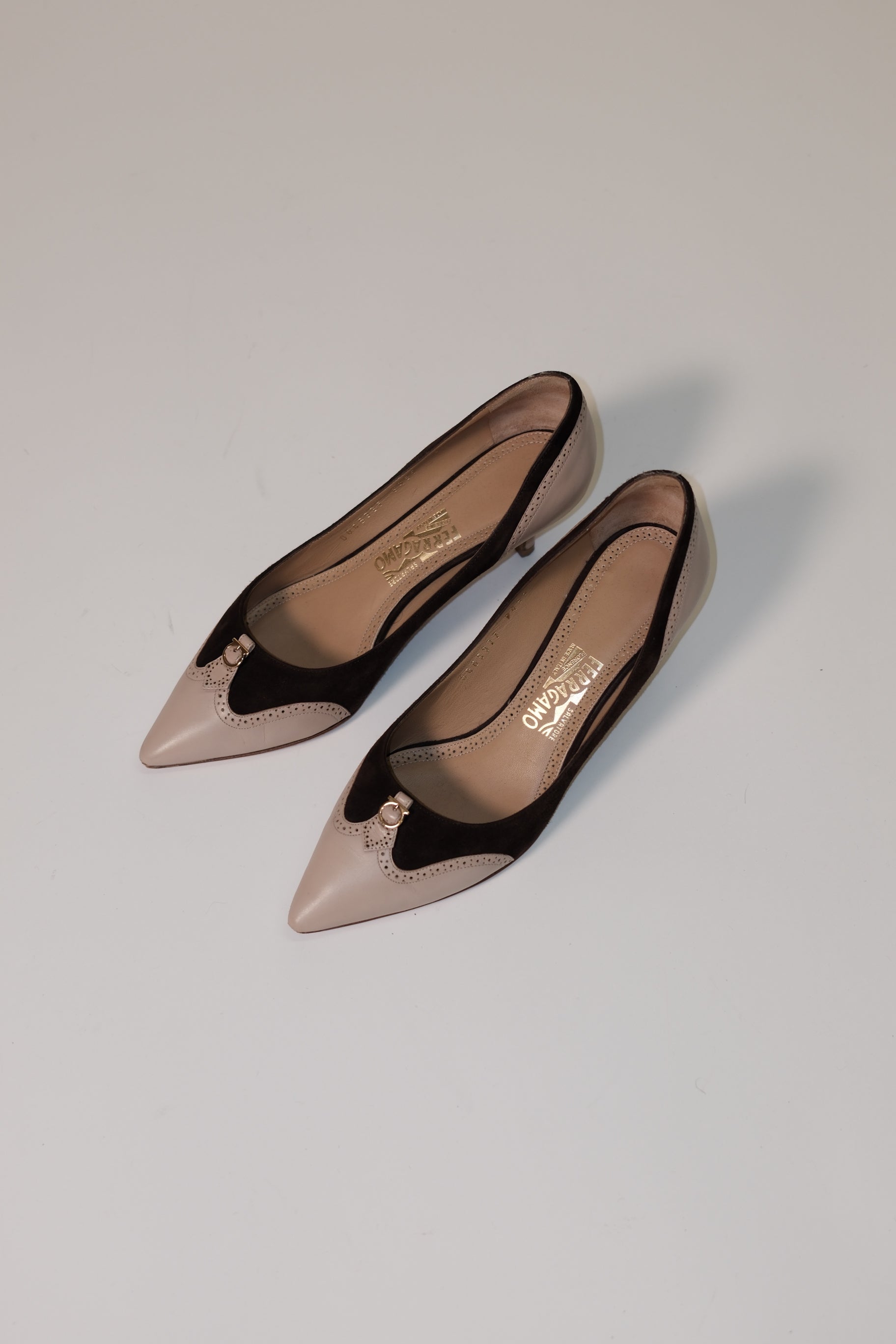 Ferragamo kitten heels in blush leather and dark brown suede