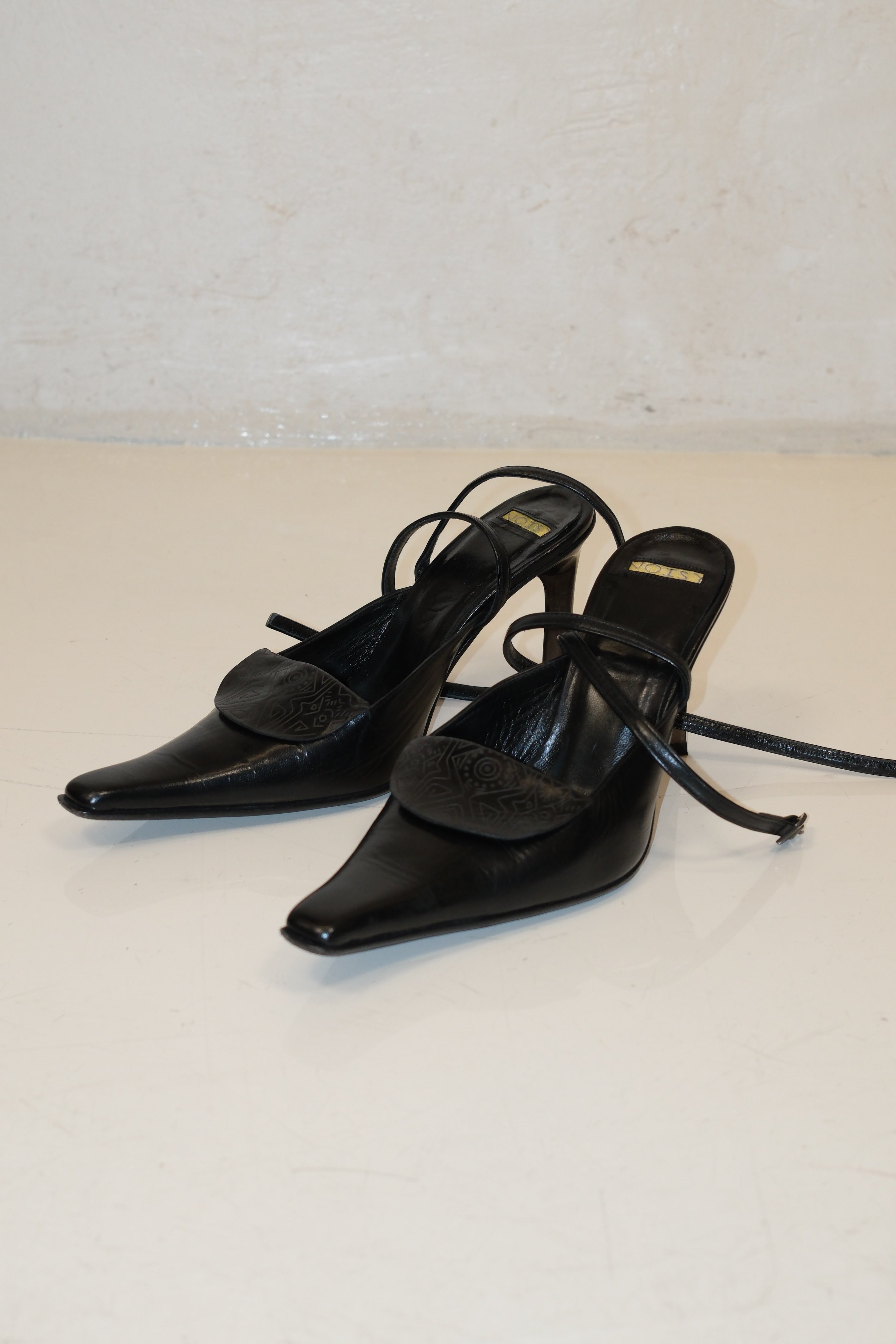 Italian leather pointed toe high heels in black leather