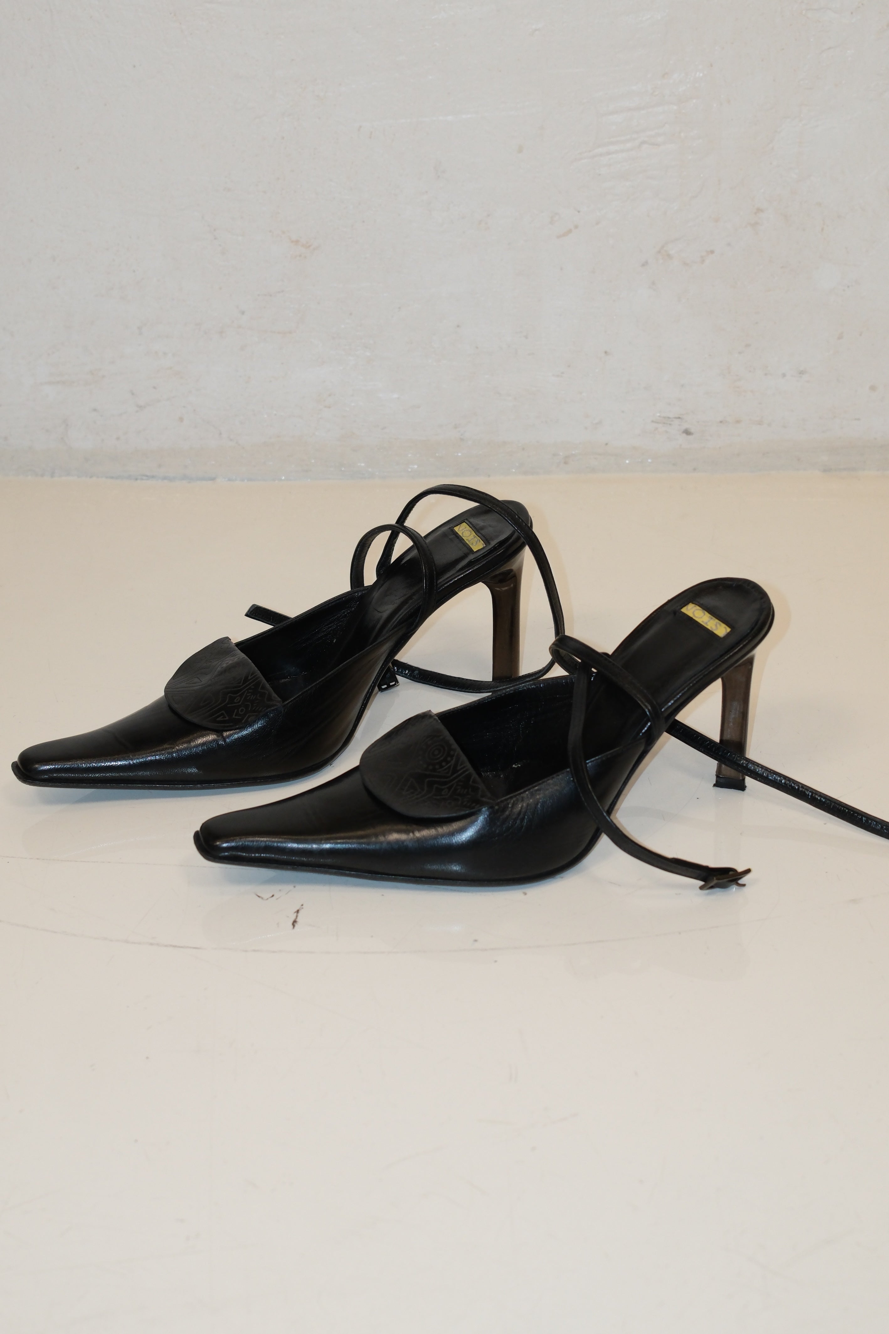 Italian leather pointed toe high heels in black leather