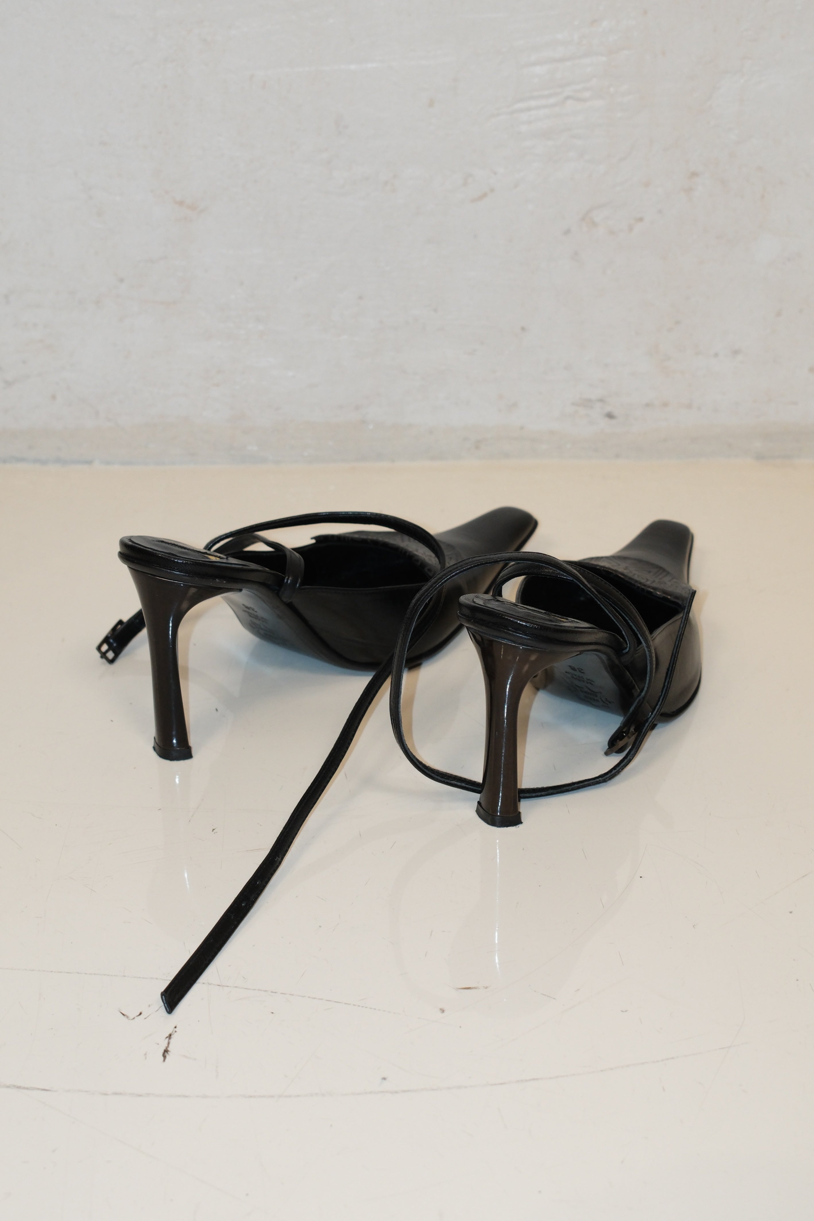 Italian leather pointed toe high heels in black leather