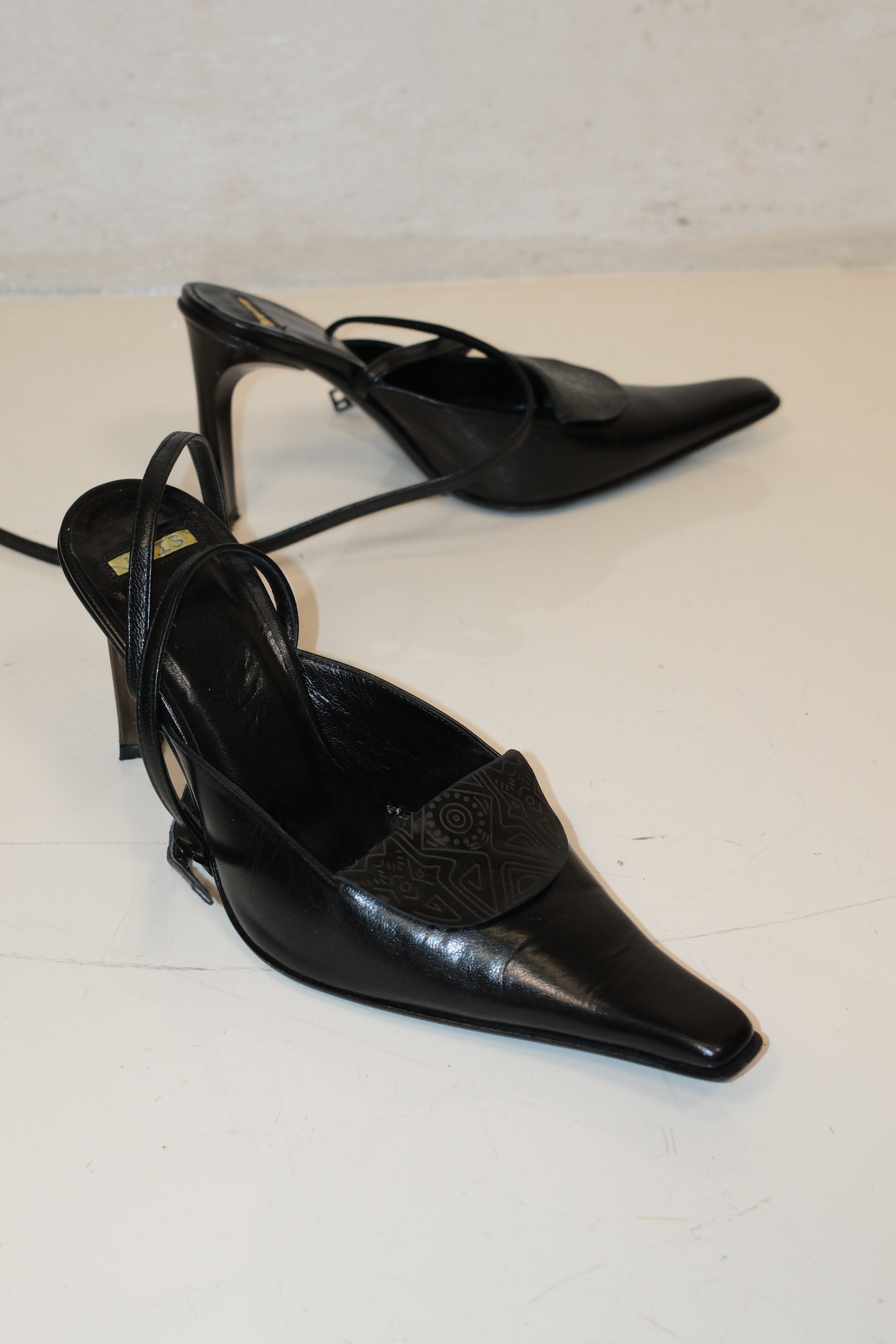 Italian leather pointed toe high heels in black leather