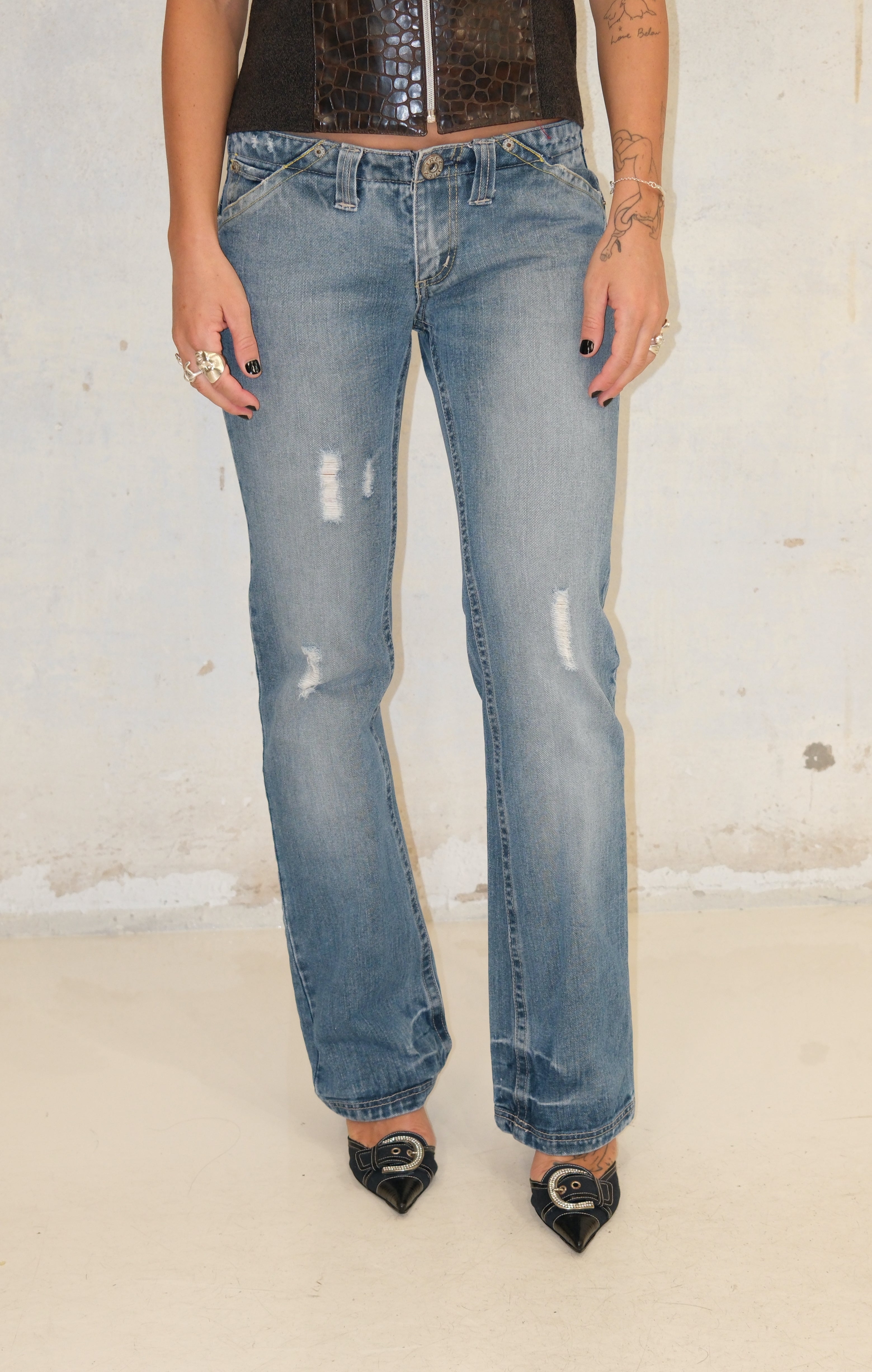 FITTED LIGHT WASH JEANS SIZE 38