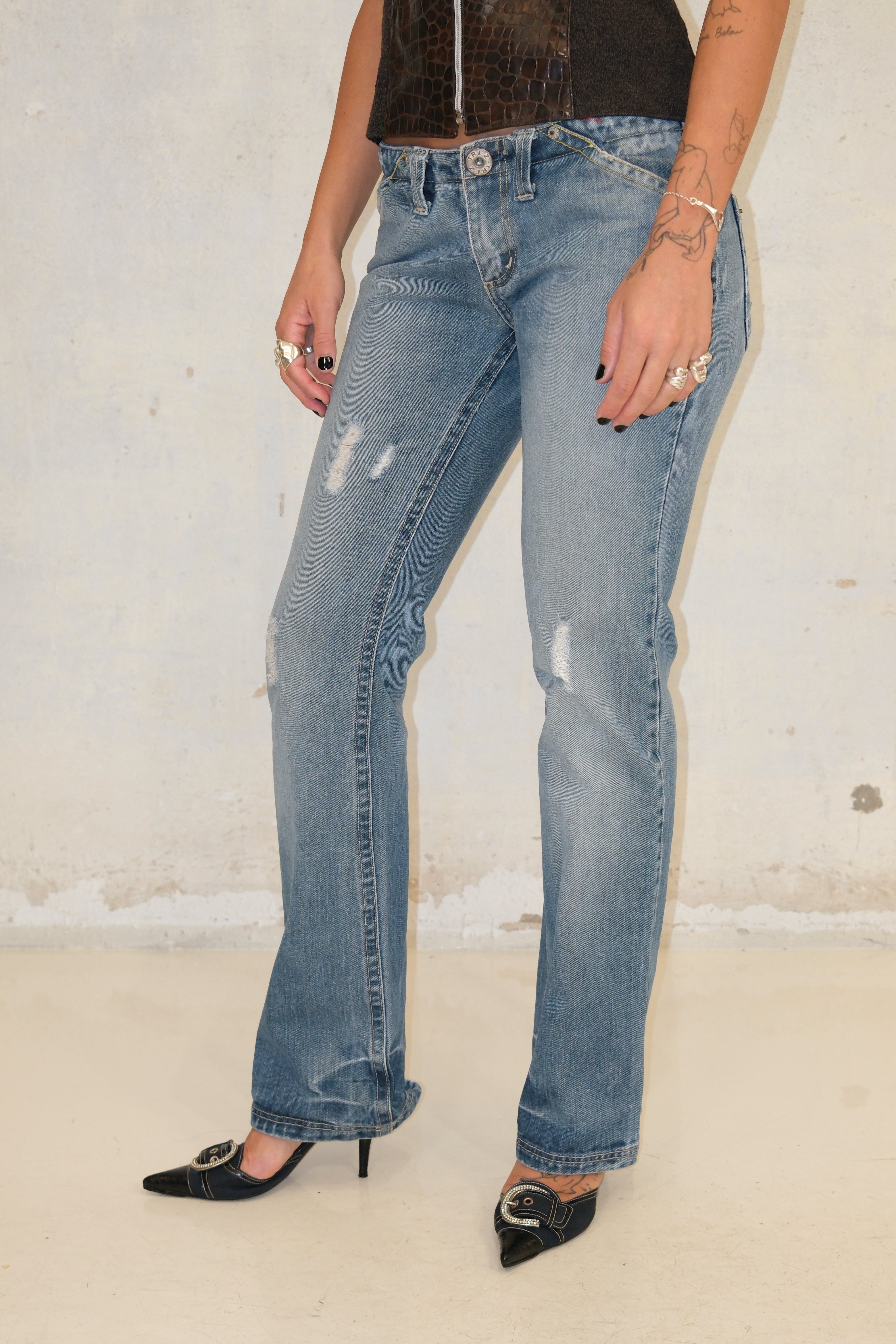 FITTED LIGHT WASH JEANS SIZE 38