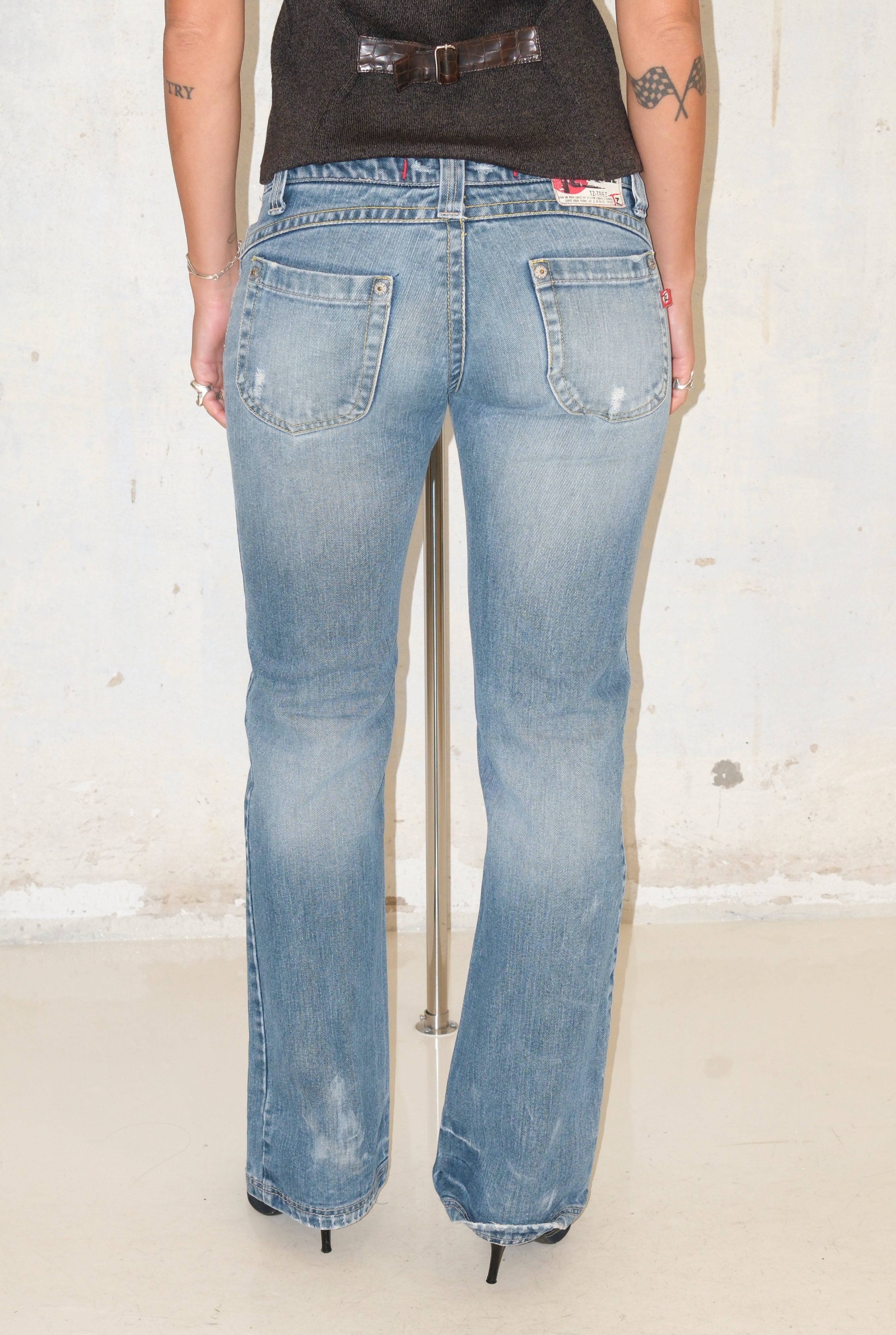 FITTED LIGHT WASH JEANS SIZE 38