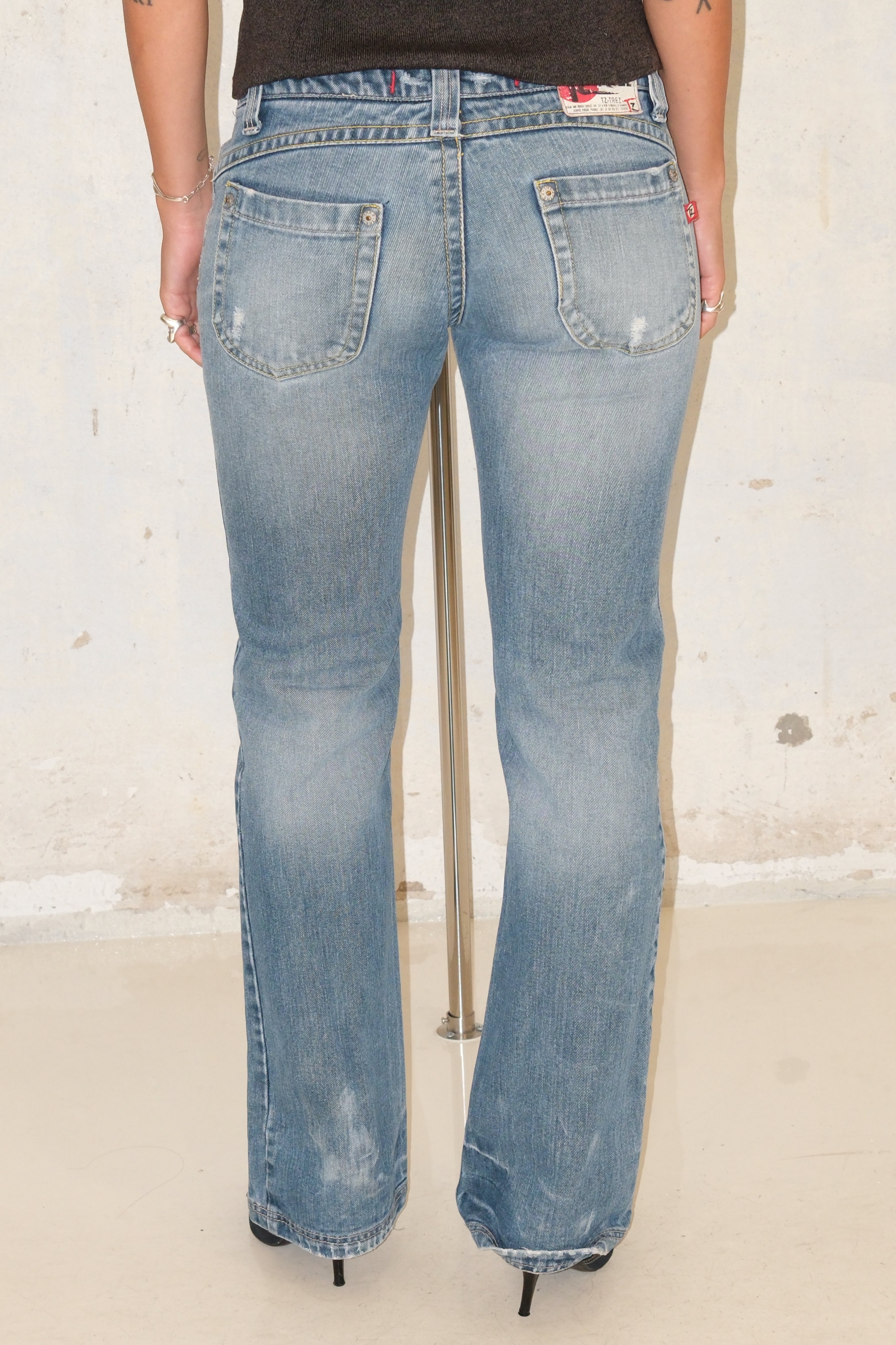 FITTED LIGHT WASH JEANS SIZE 38