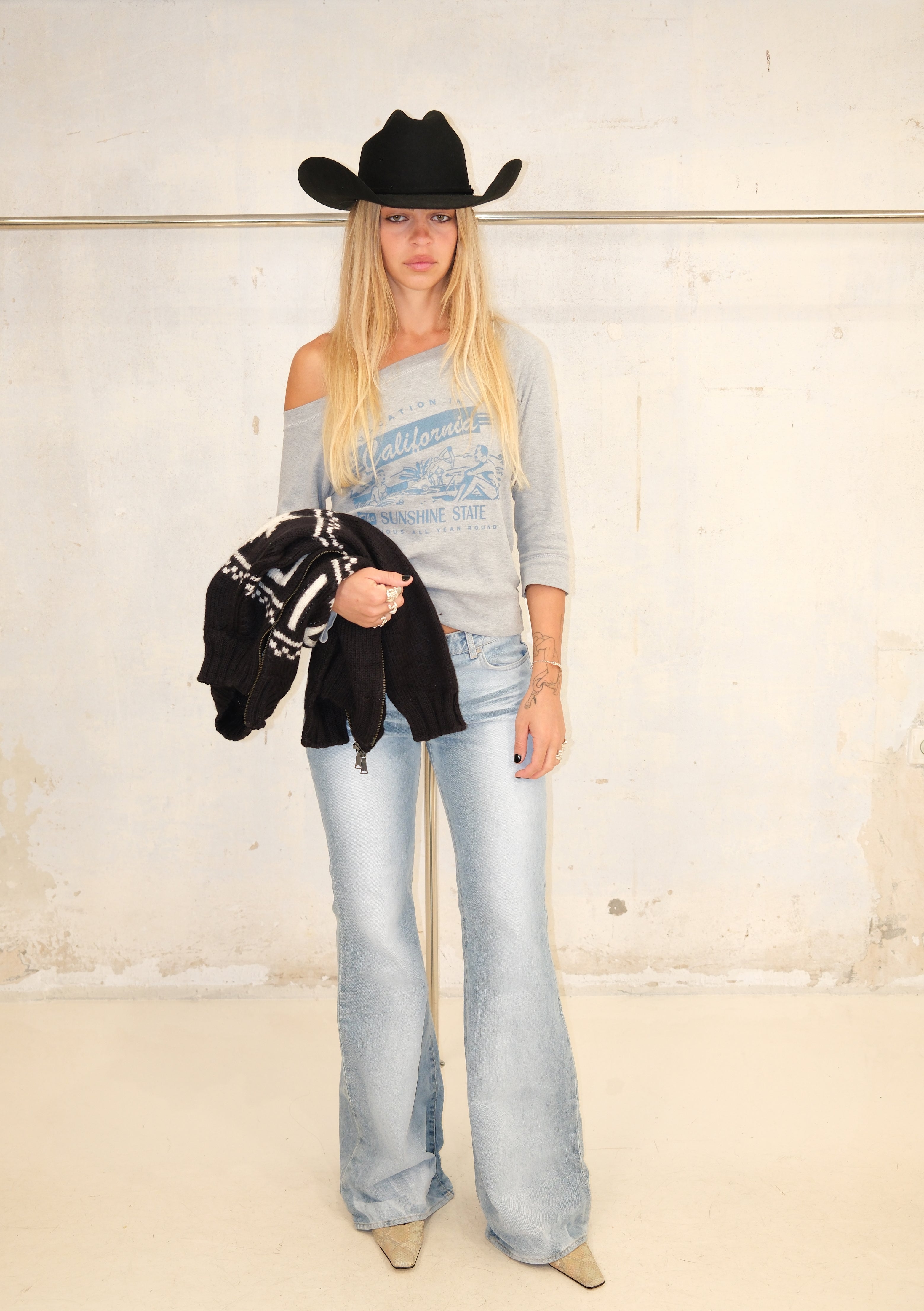 'VACATION IN CALIFORNIA' OFF SHOULDER TOP