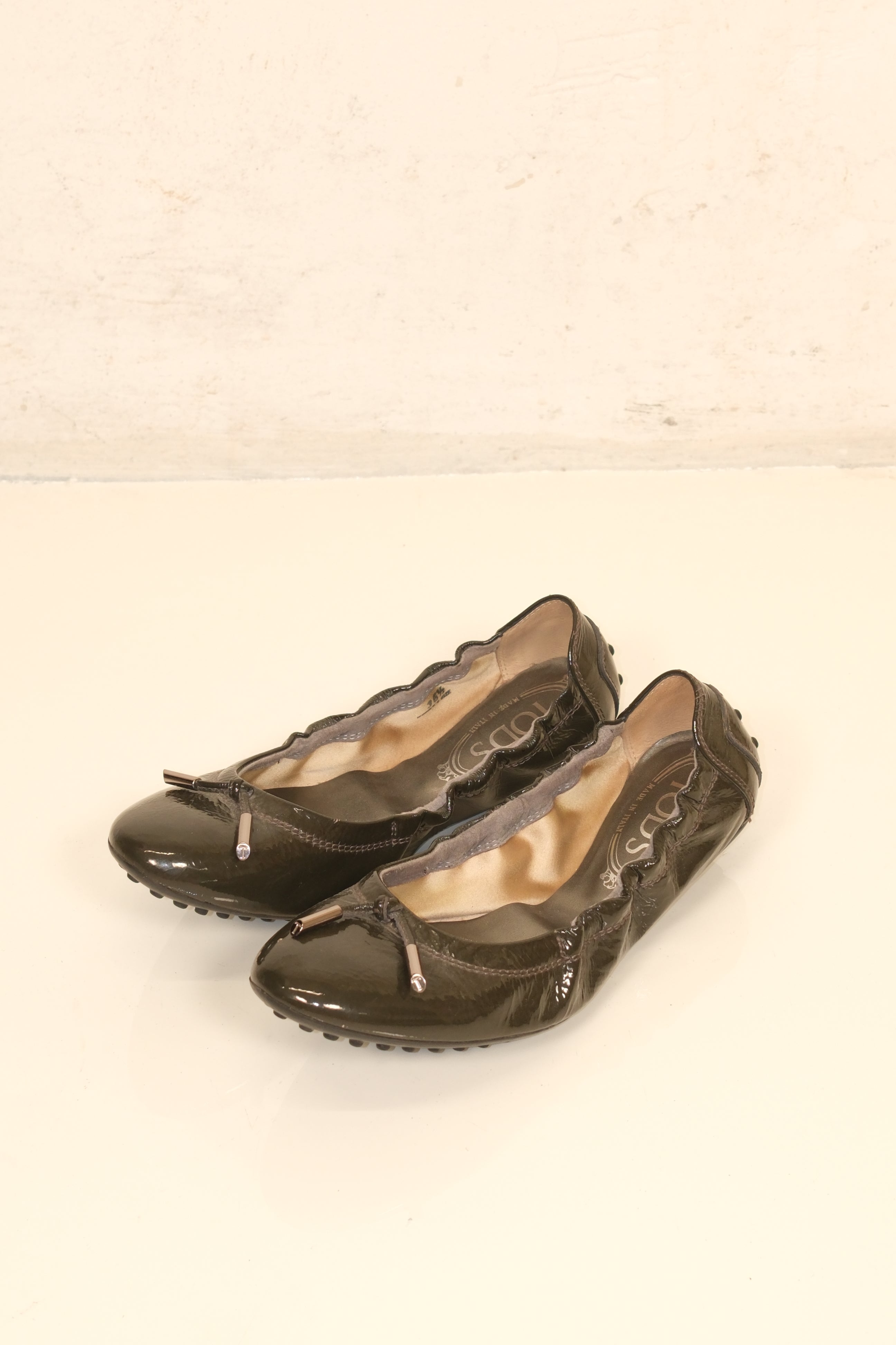 Tod's patent leather ballet flats in olive green (size 36)