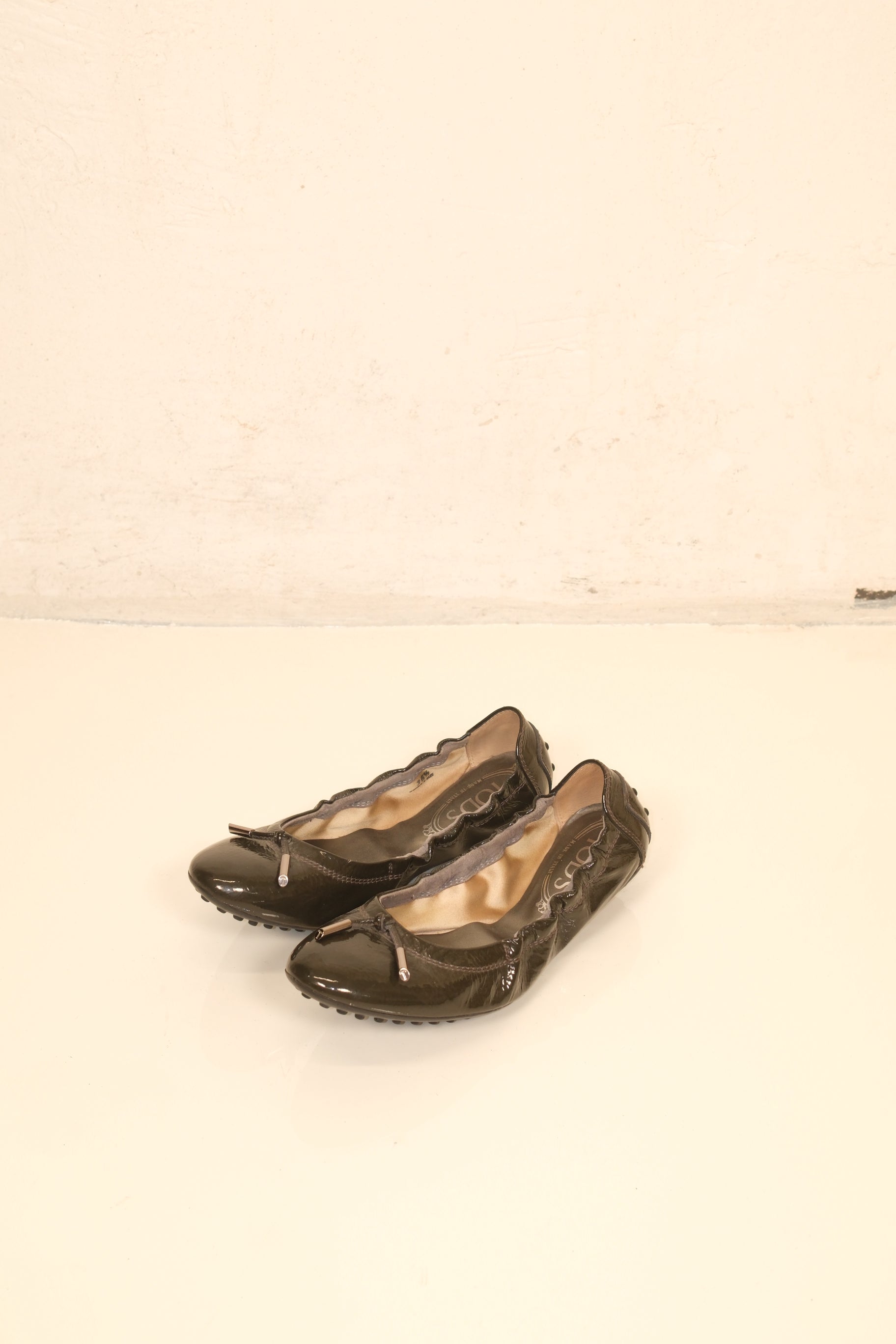 Tod's patent leather ballet flats in olive green (size 36)