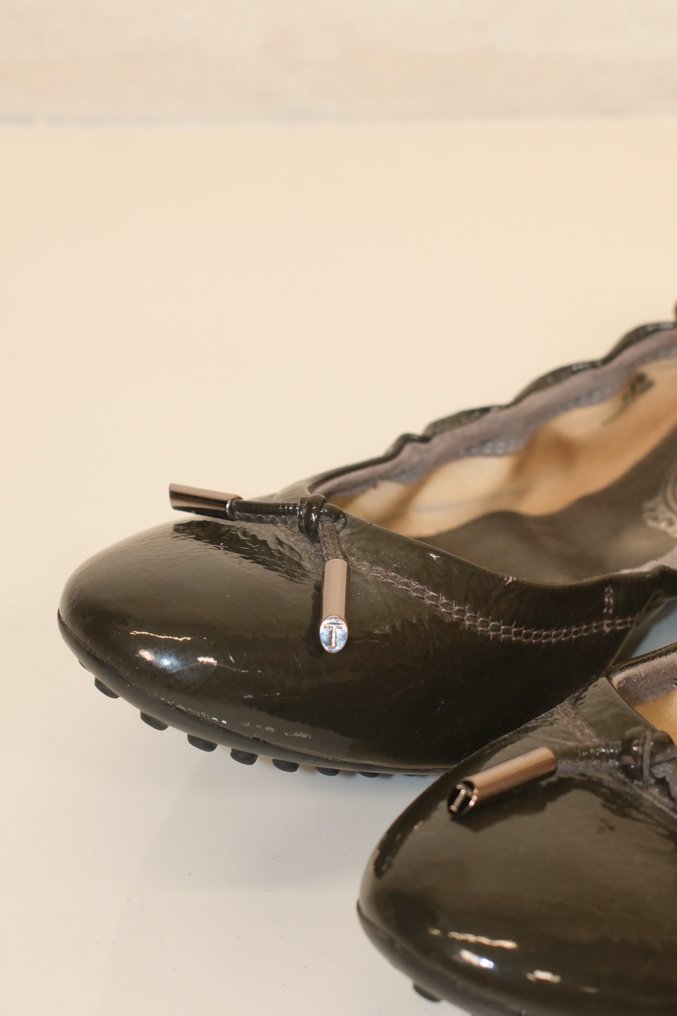 Tod's patent leather ballet flats in olive green (size 36)