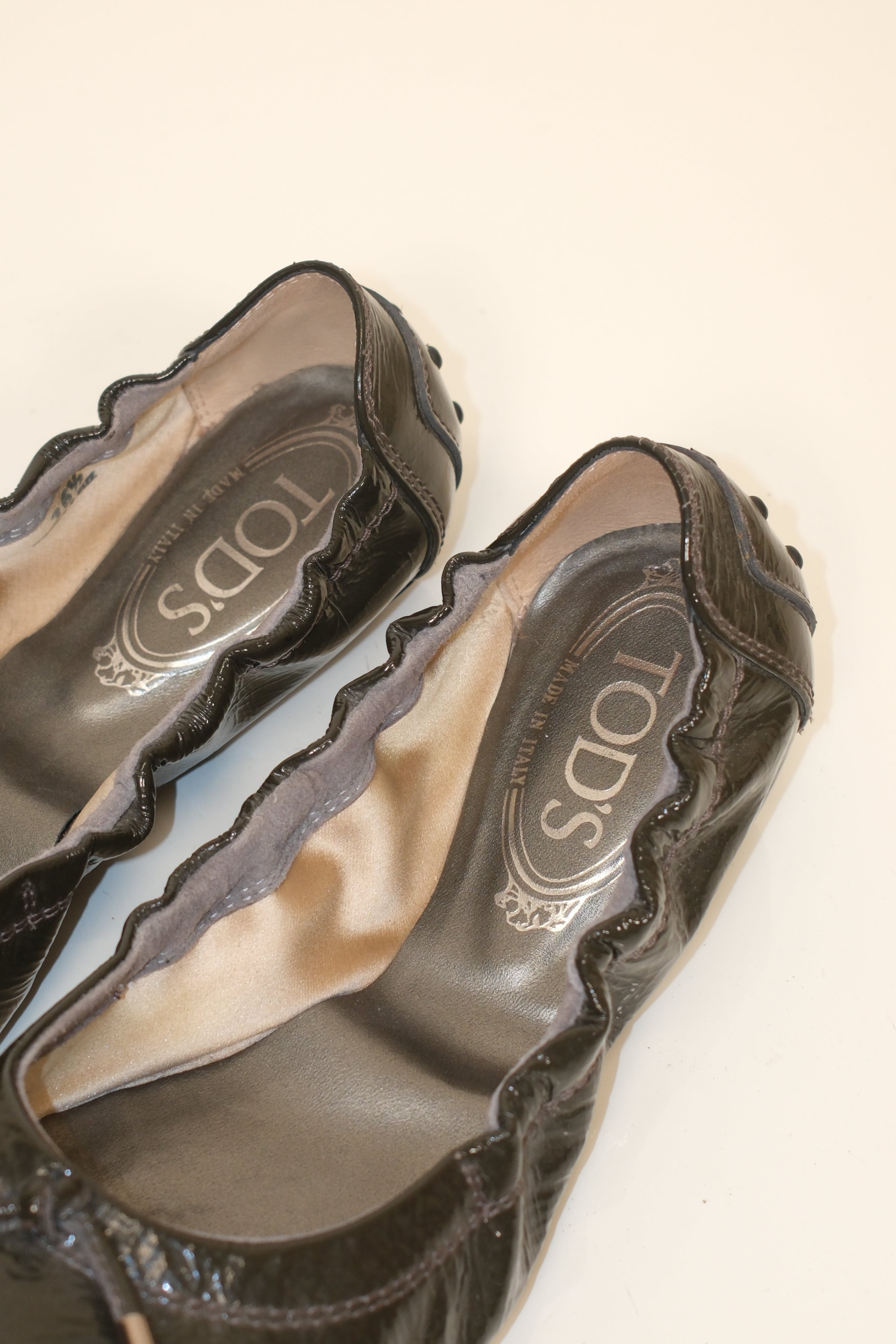 Tod's patent leather ballet flats in olive green (size 36)