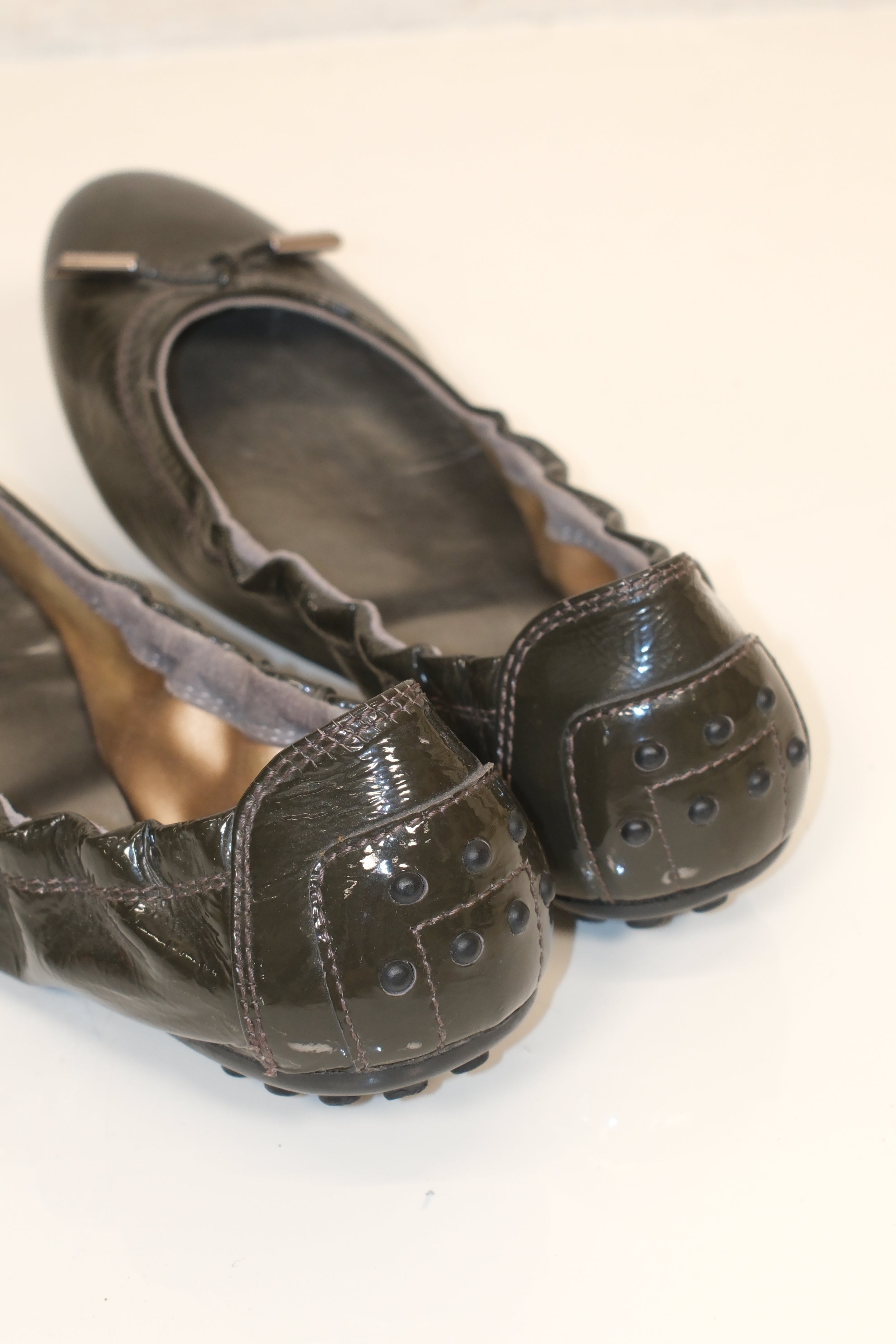 Tod's patent leather ballet flats in olive green (size 36)