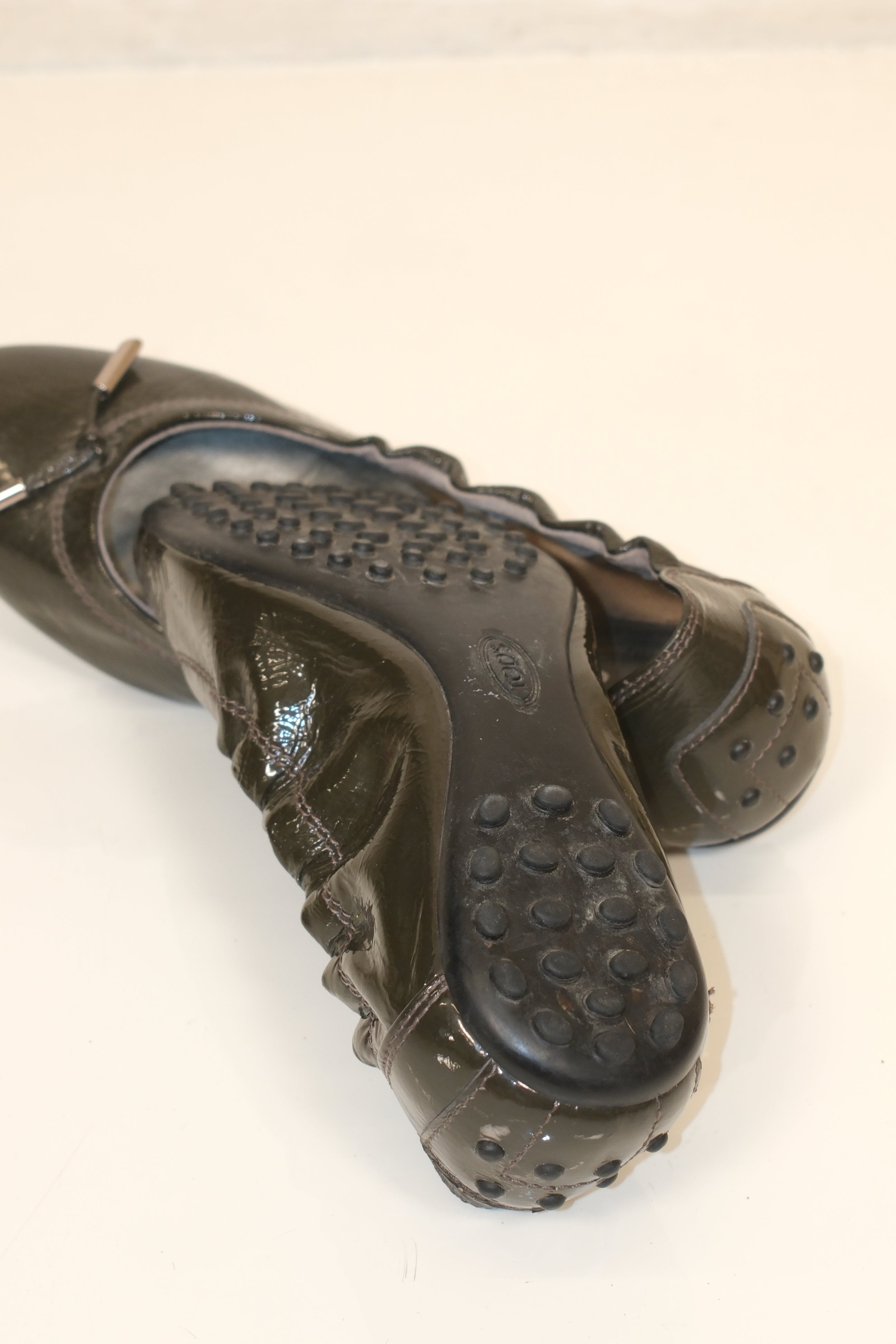 Tod's patent leather ballet flats in olive green (size 36)