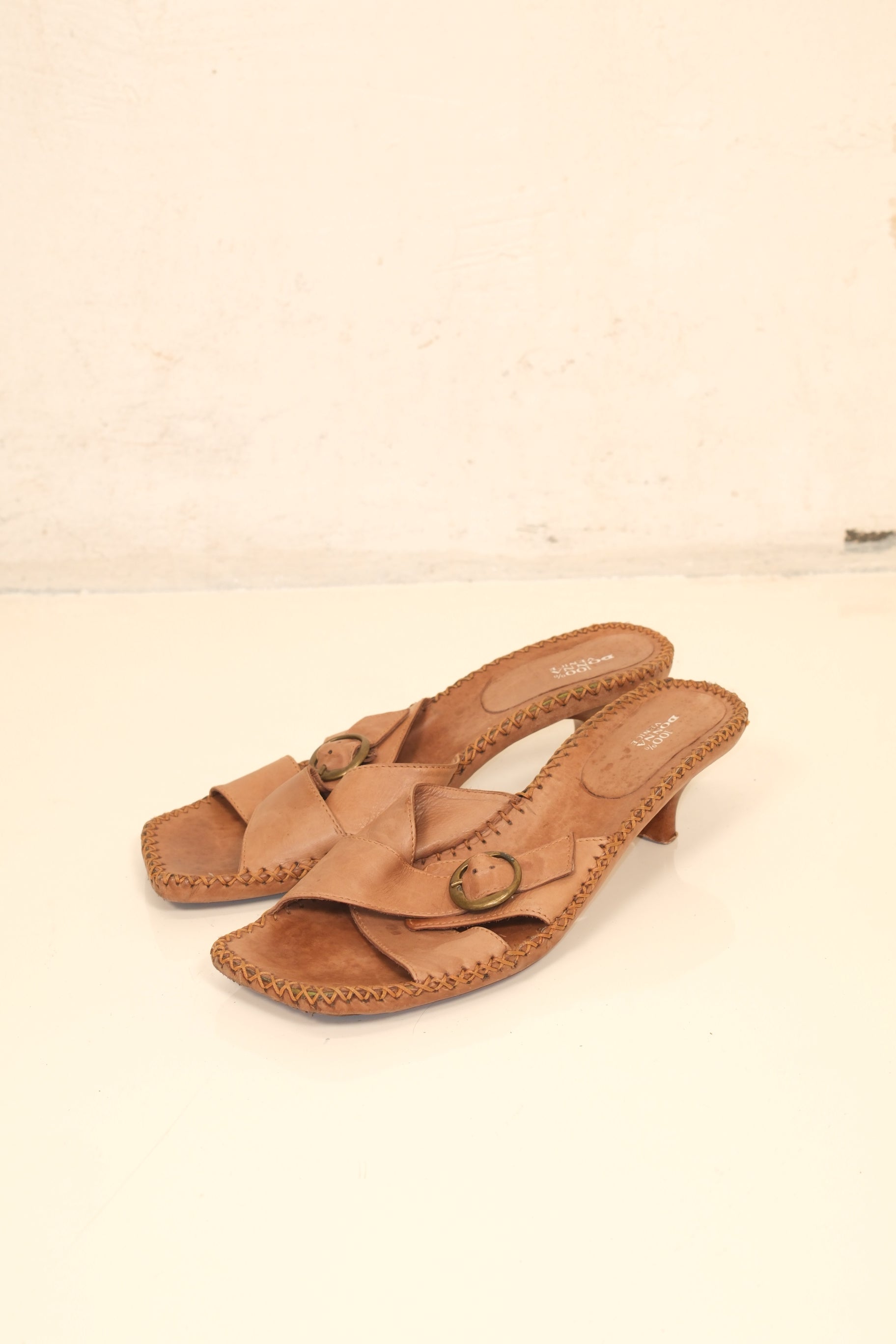 Vintage Italian kitten heel in tan leather with hand stitch trimming