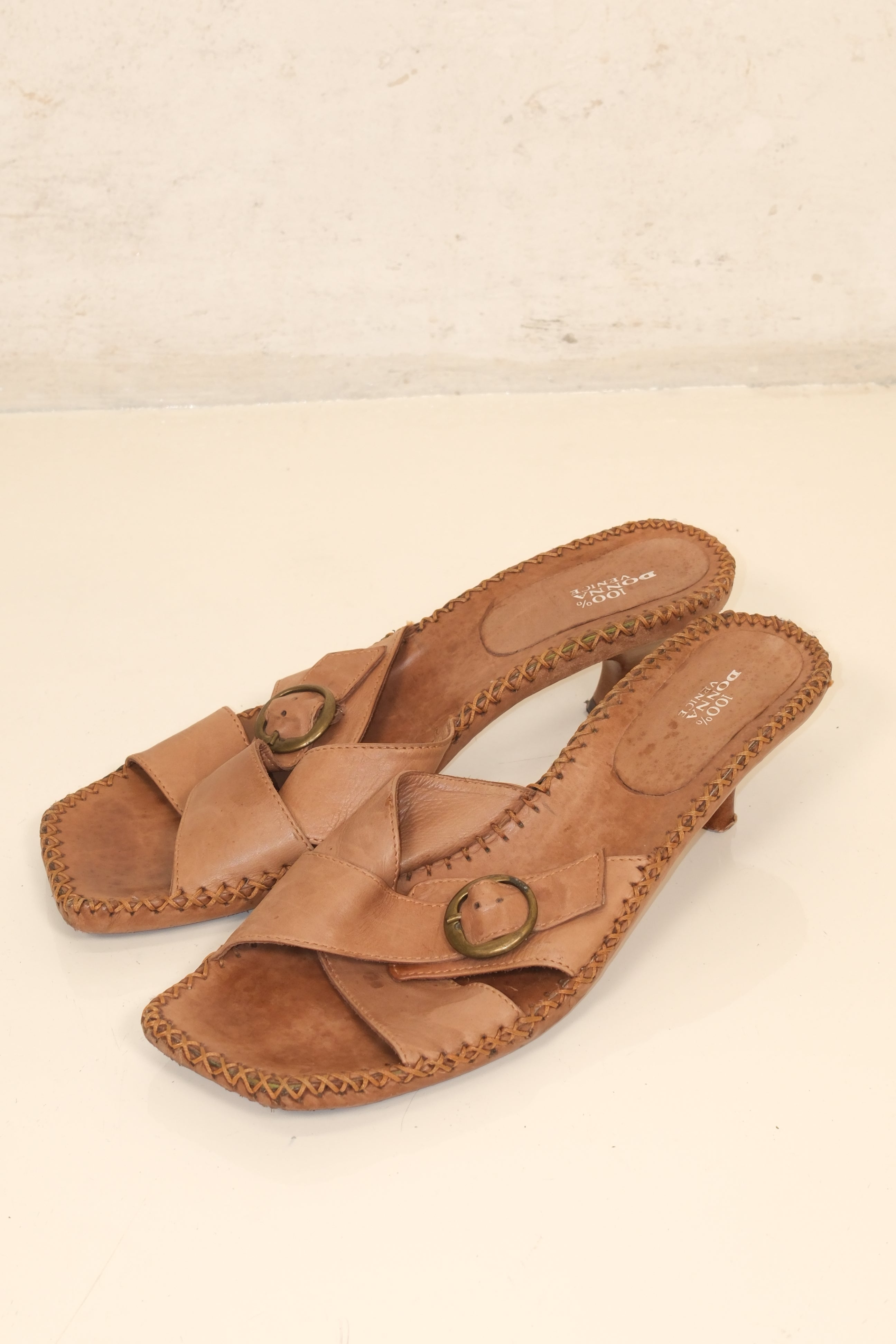 Vintage Italian kitten heel in tan leather with hand stitch trimming