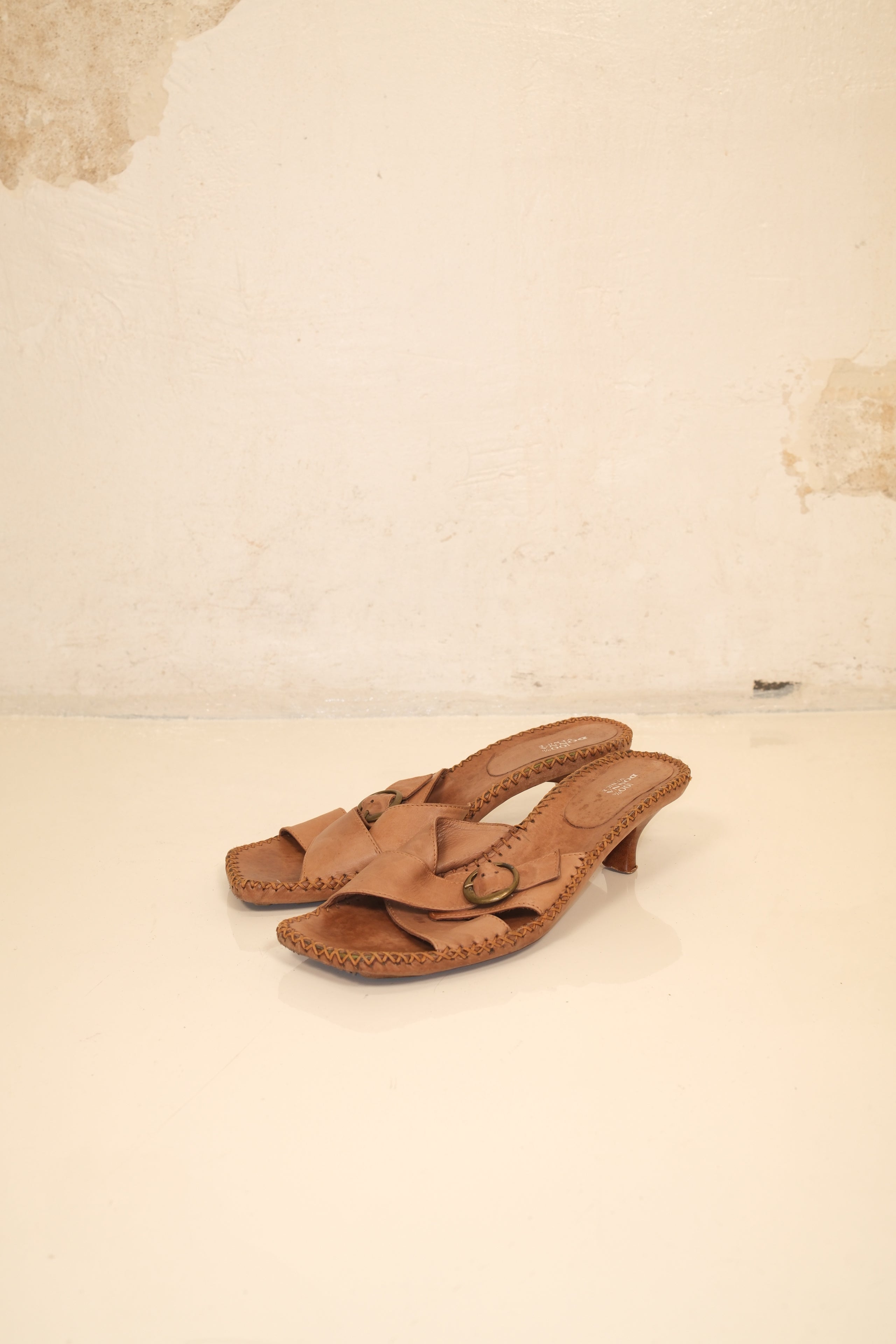 Vintage Italian kitten heel in tan leather with hand stitch trimming