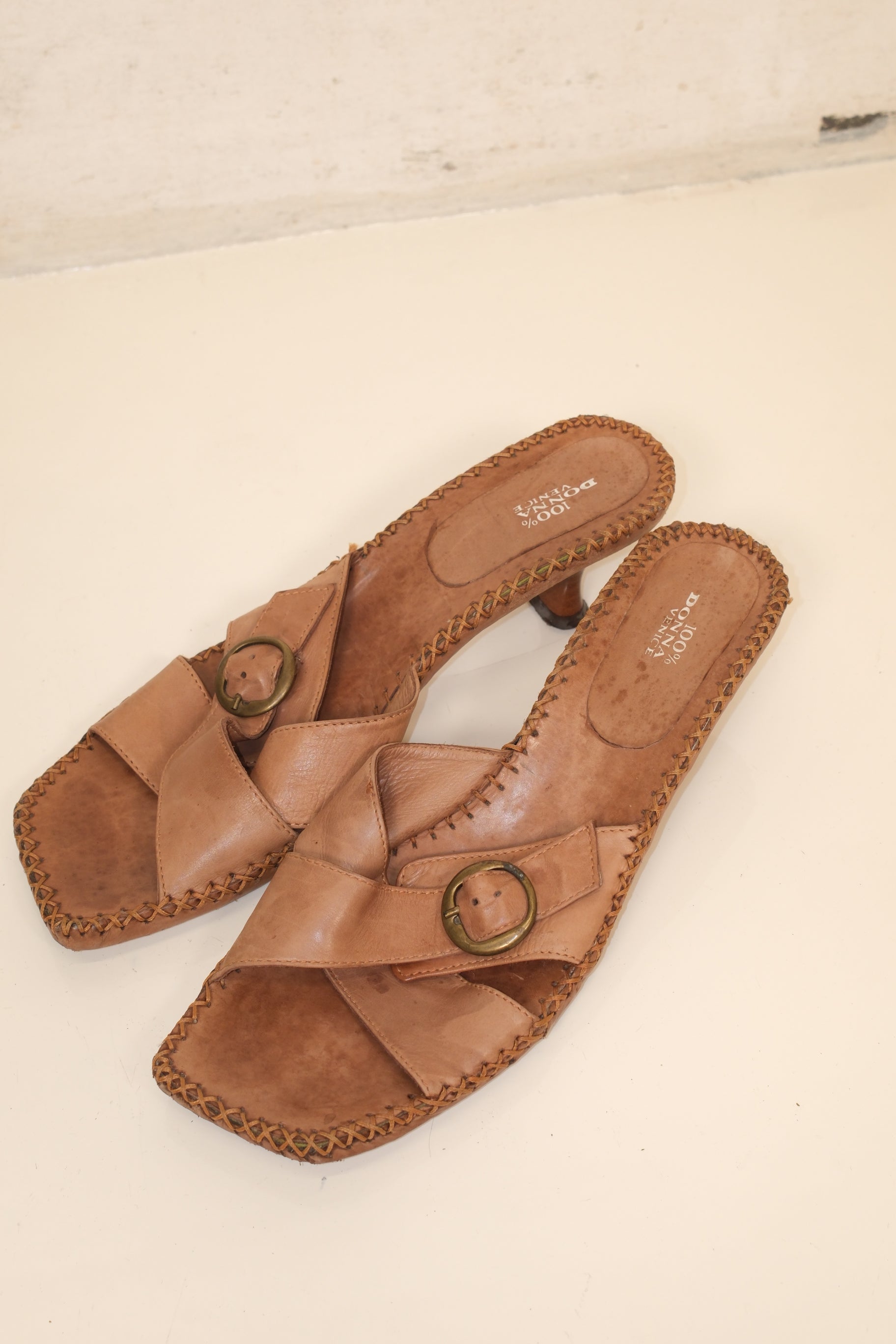 Vintage Italian kitten heel in tan leather with hand stitch trimming