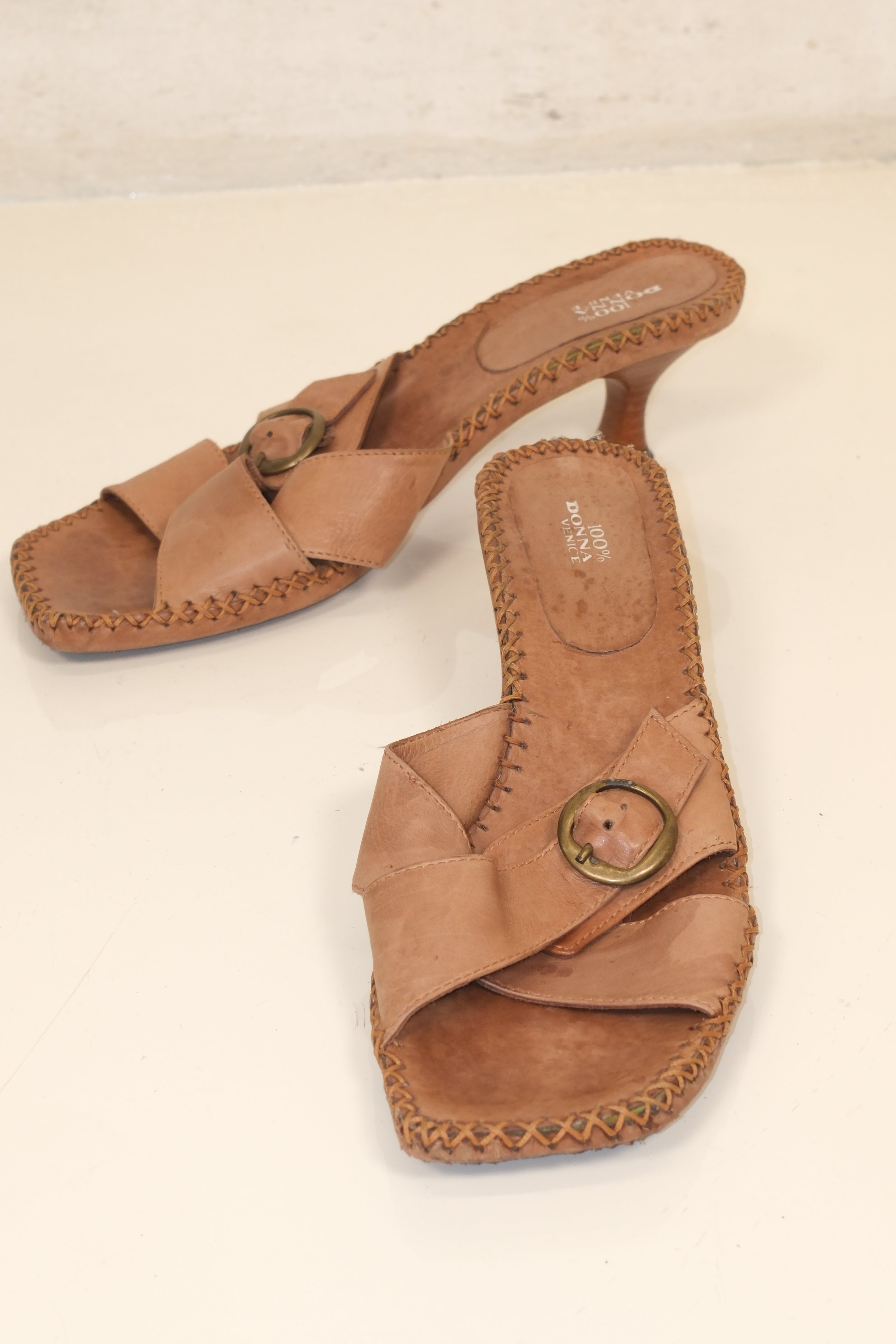 Vintage Italian kitten heel in tan leather with hand stitch trimming