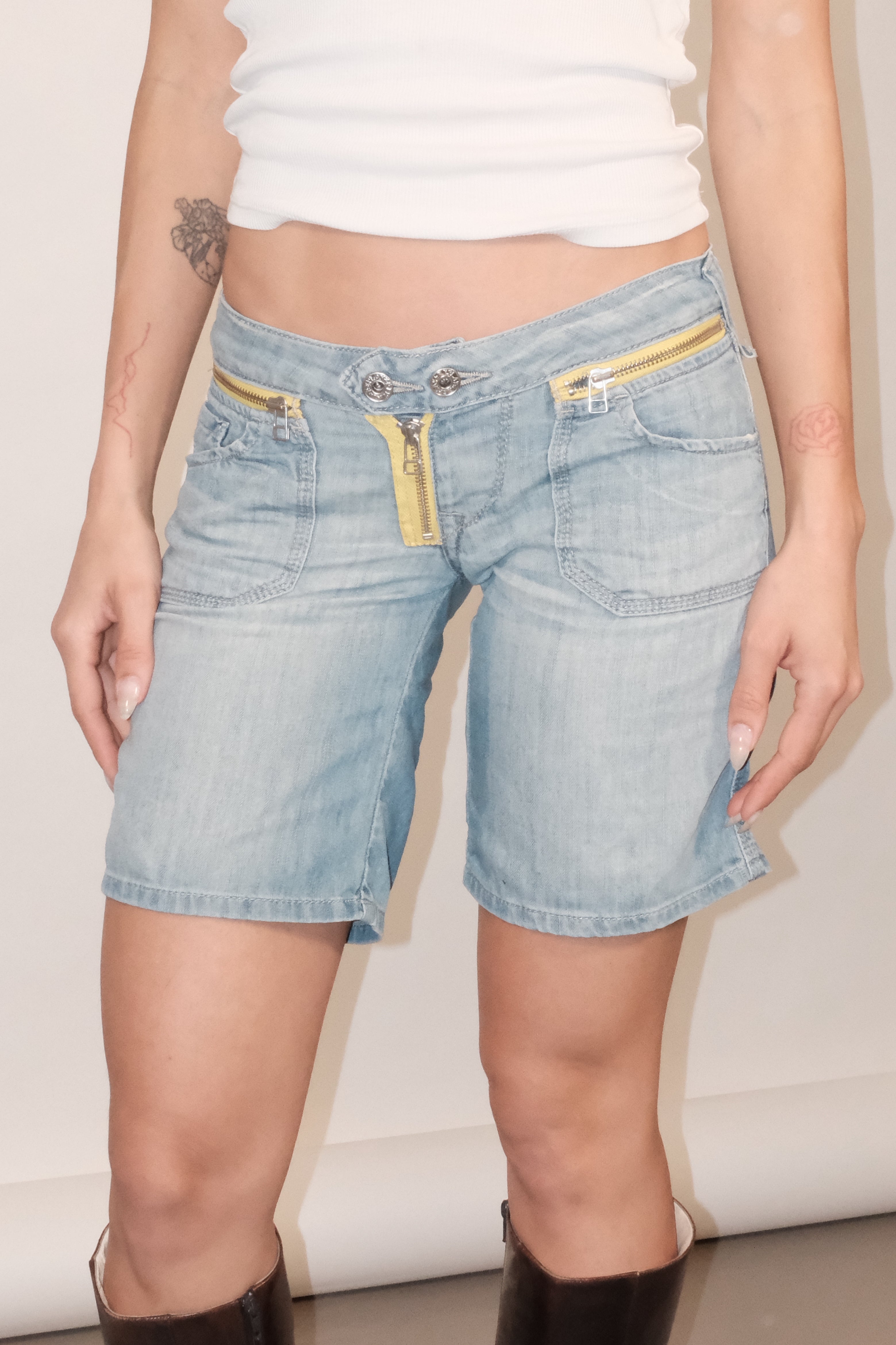 Light Wash Denim With Bold Yellow Zipper Details Size 34